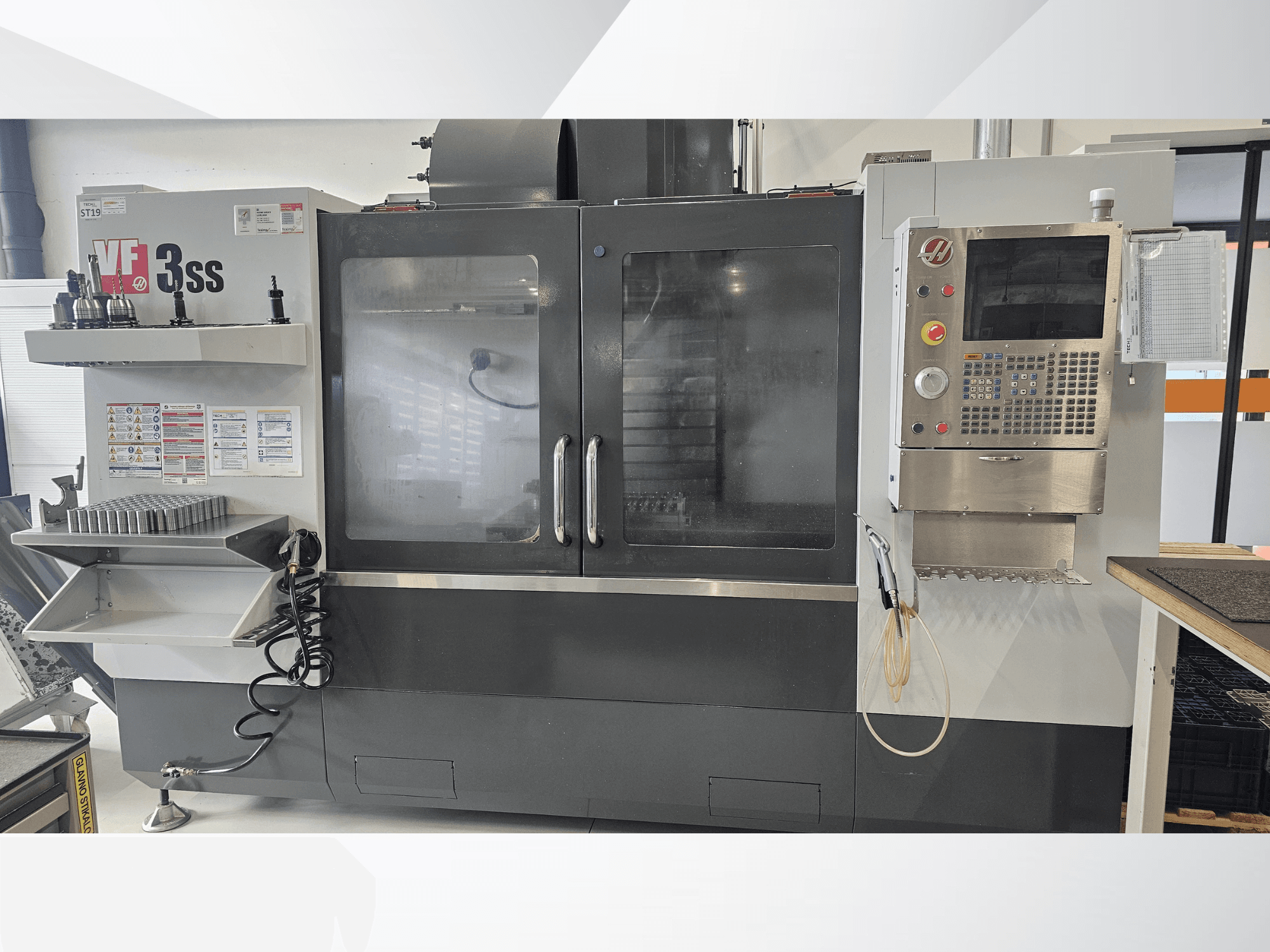 Centre d'usinage vertical HAAS VF-3SS, vue de face, avec panneau de commande, porte-outil et grande porte vitrée.