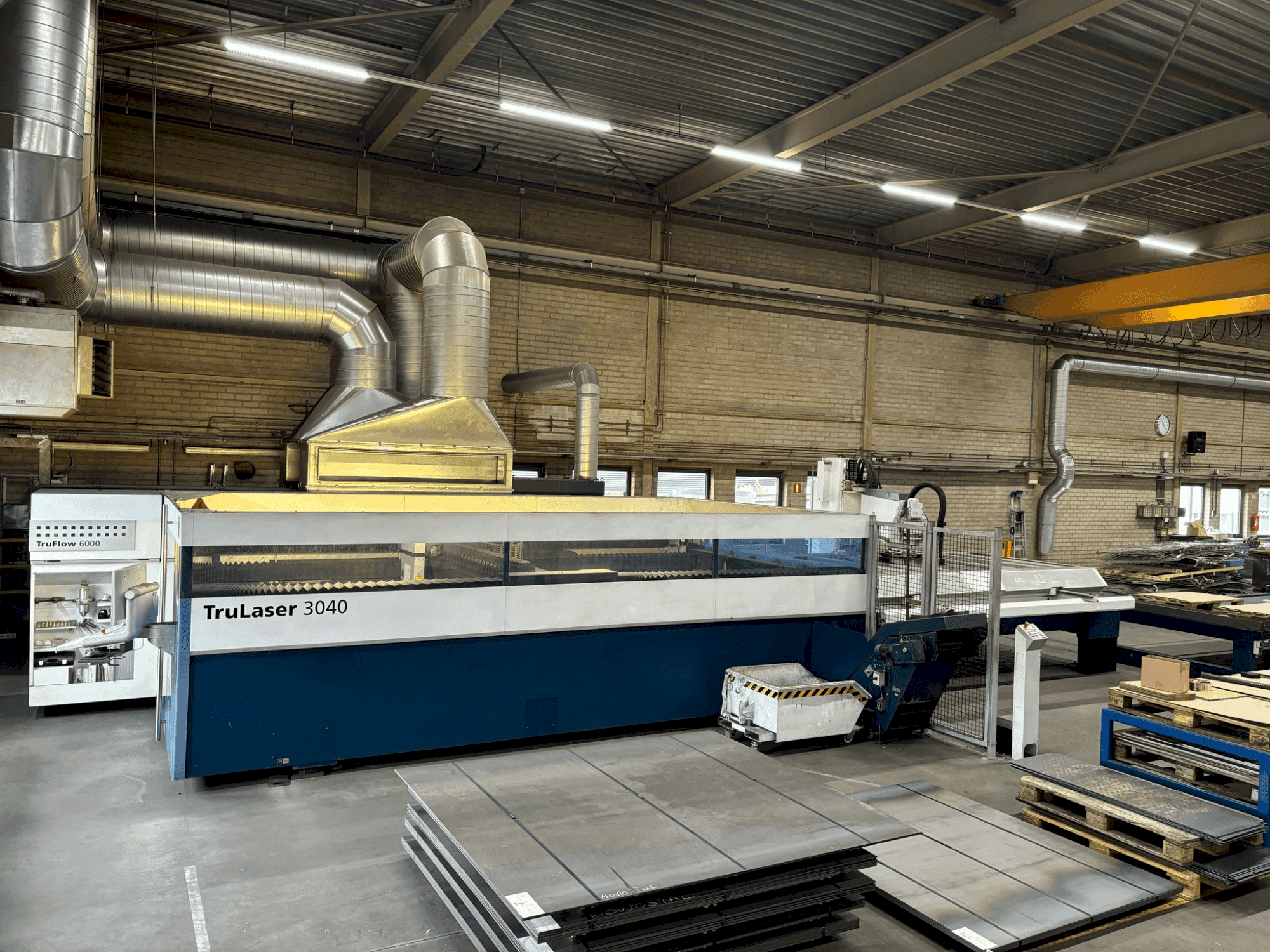 Vue de face de la machine TRUMPF TruLaser 3040 + LiftMaster