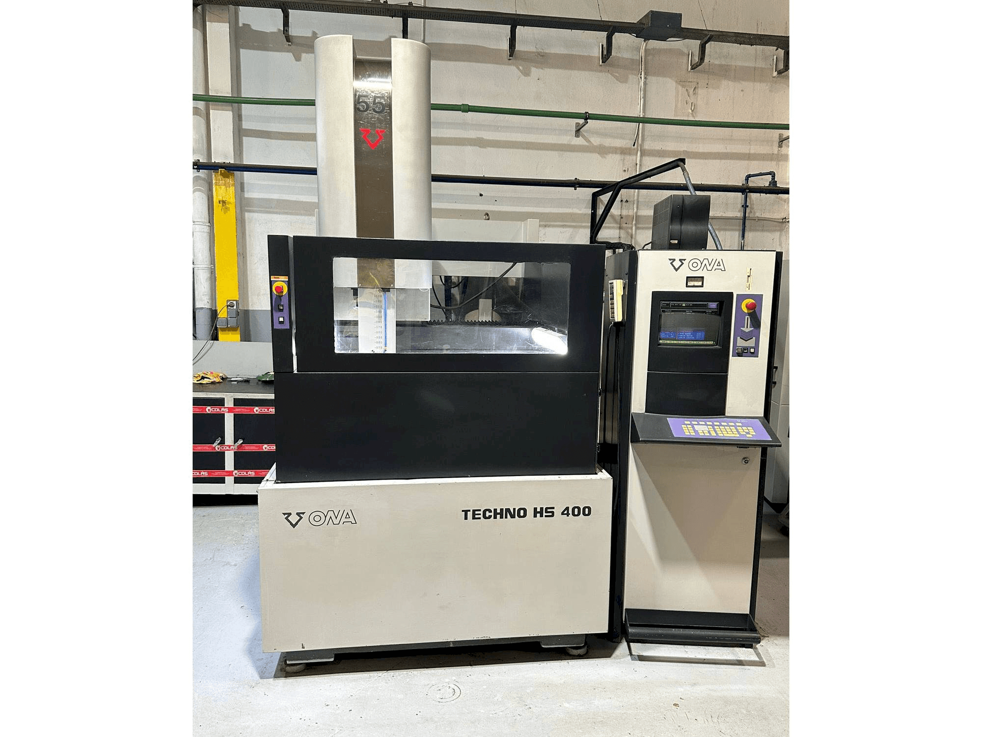 Vue de face de la machine ONA HS 400