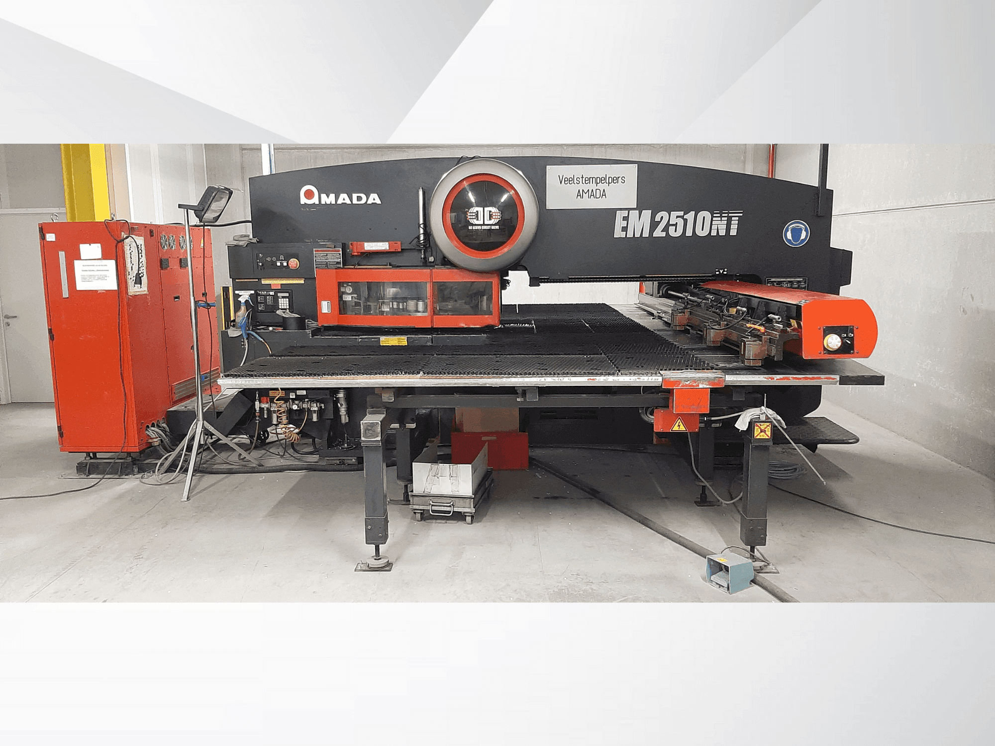 Vue de face de la machine AMADA EM2510NT