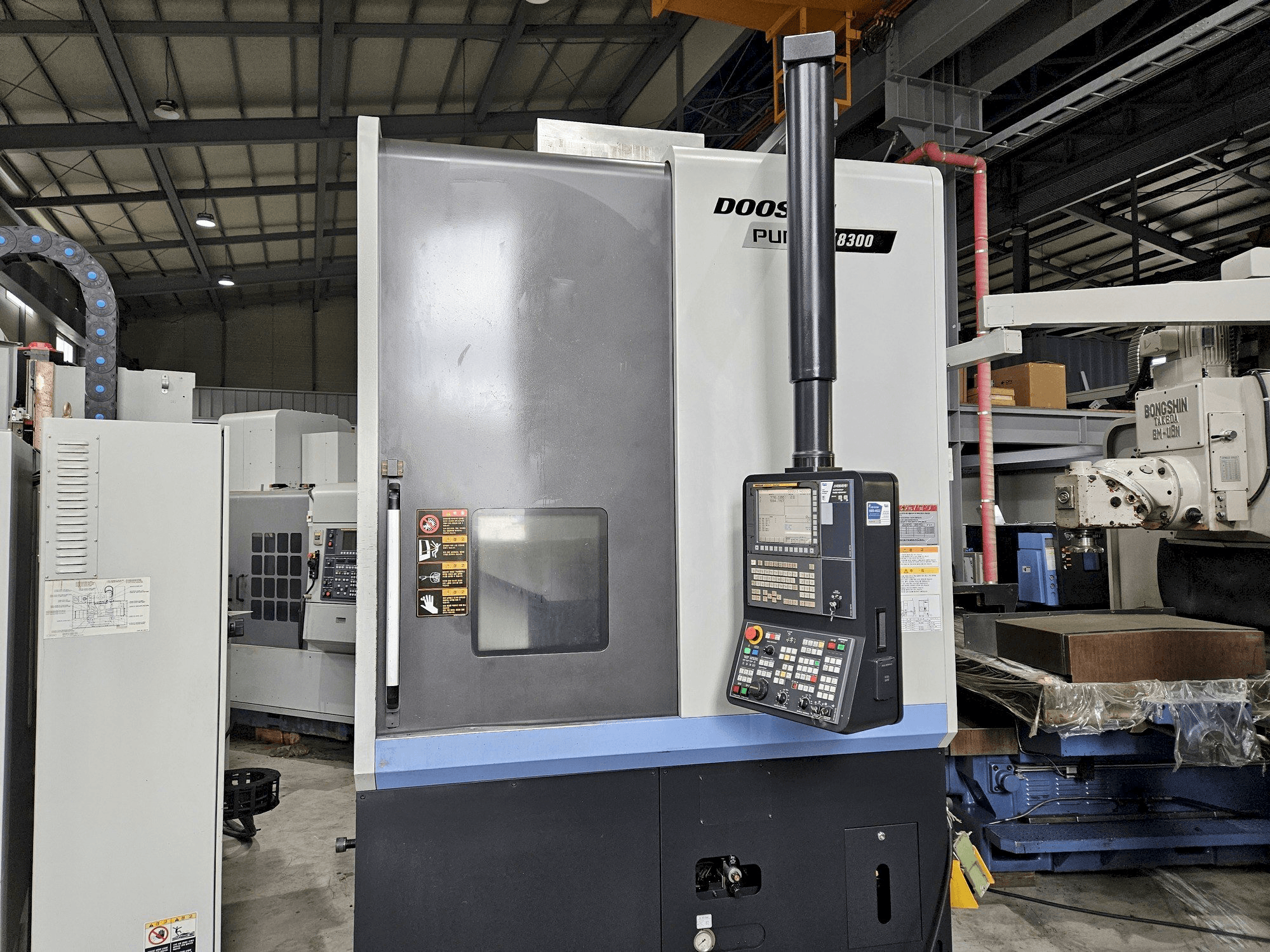 Vue de face de la machine DOOSAN PUMA V8300