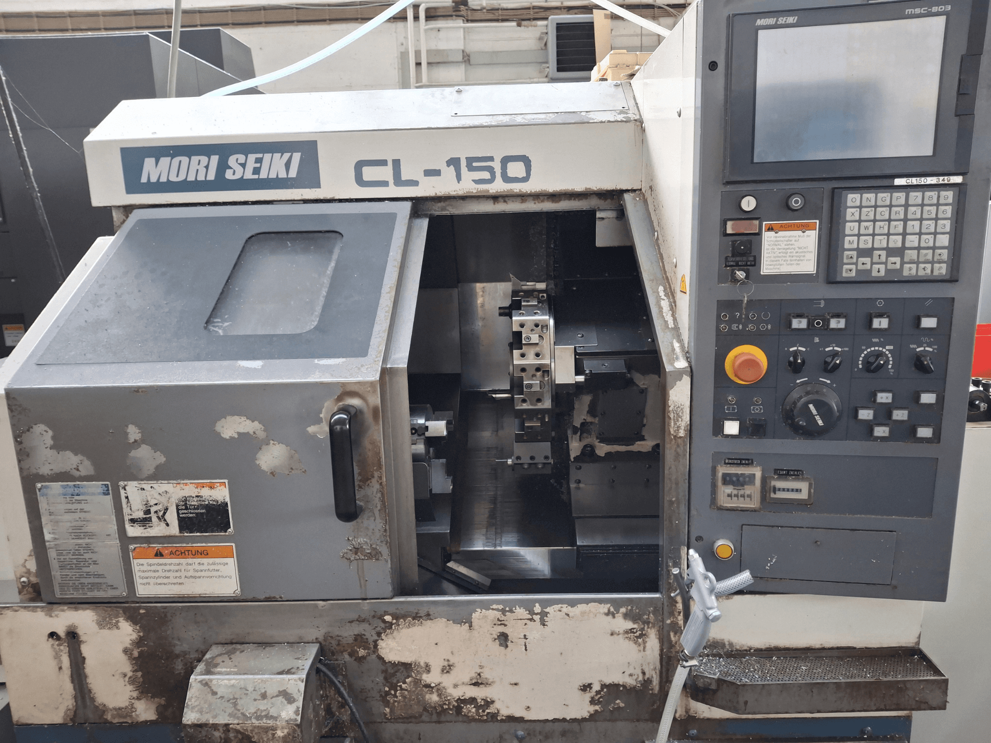 Tour horizontal MORI SEIKI CL-150, vue de face. Panneau de commande, outils de coupe et affichages opérationnels.