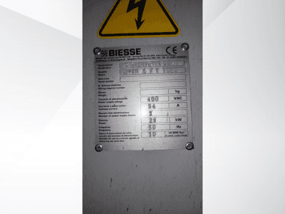 Plaque des caractéristiques techniques du centre d'usinage à commande numérique Biesse, indiquant la tension, le poids et les détails de la puissance, vue de côté.