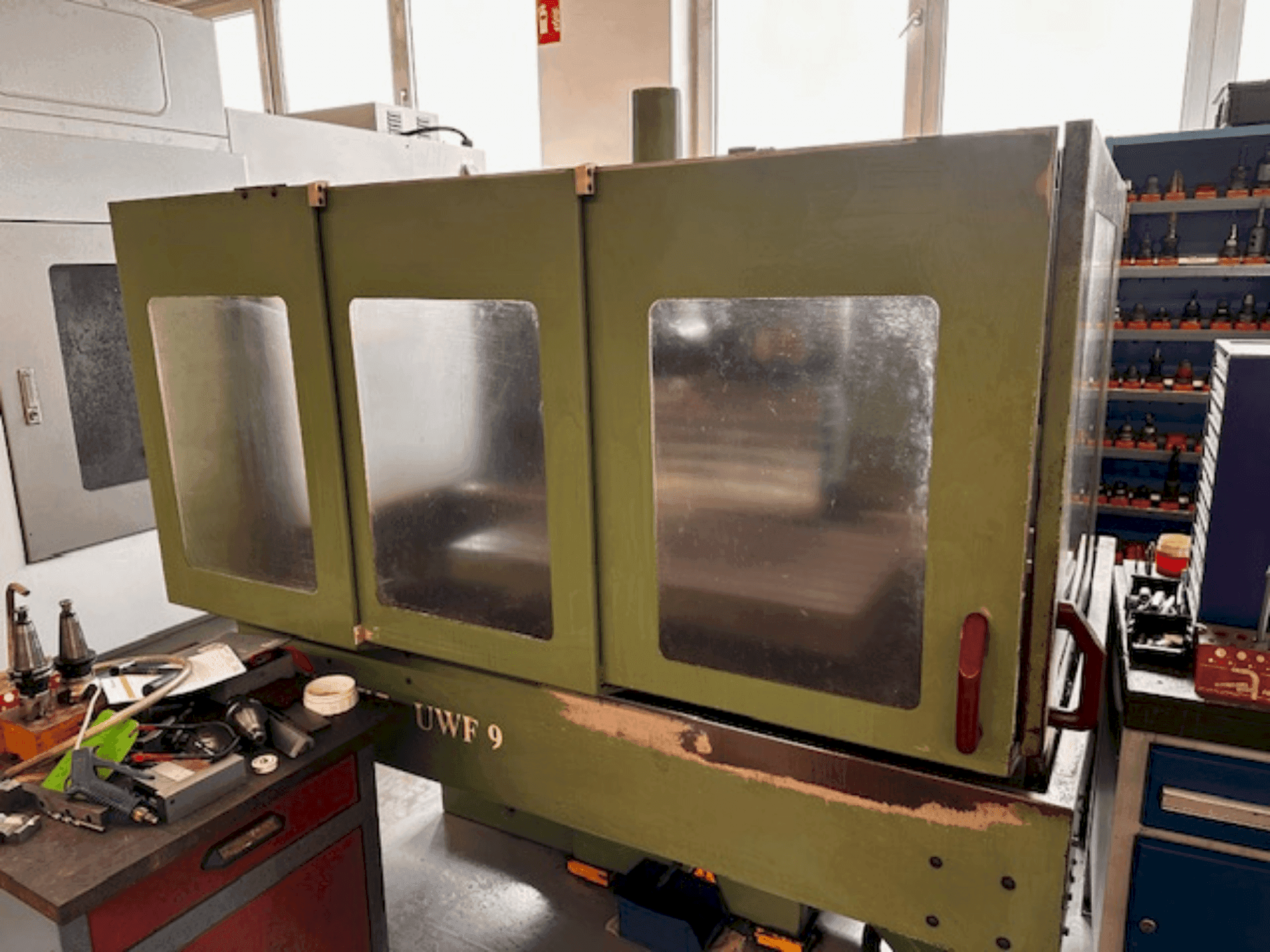Vue de face de la machine HERMLE UWF 900