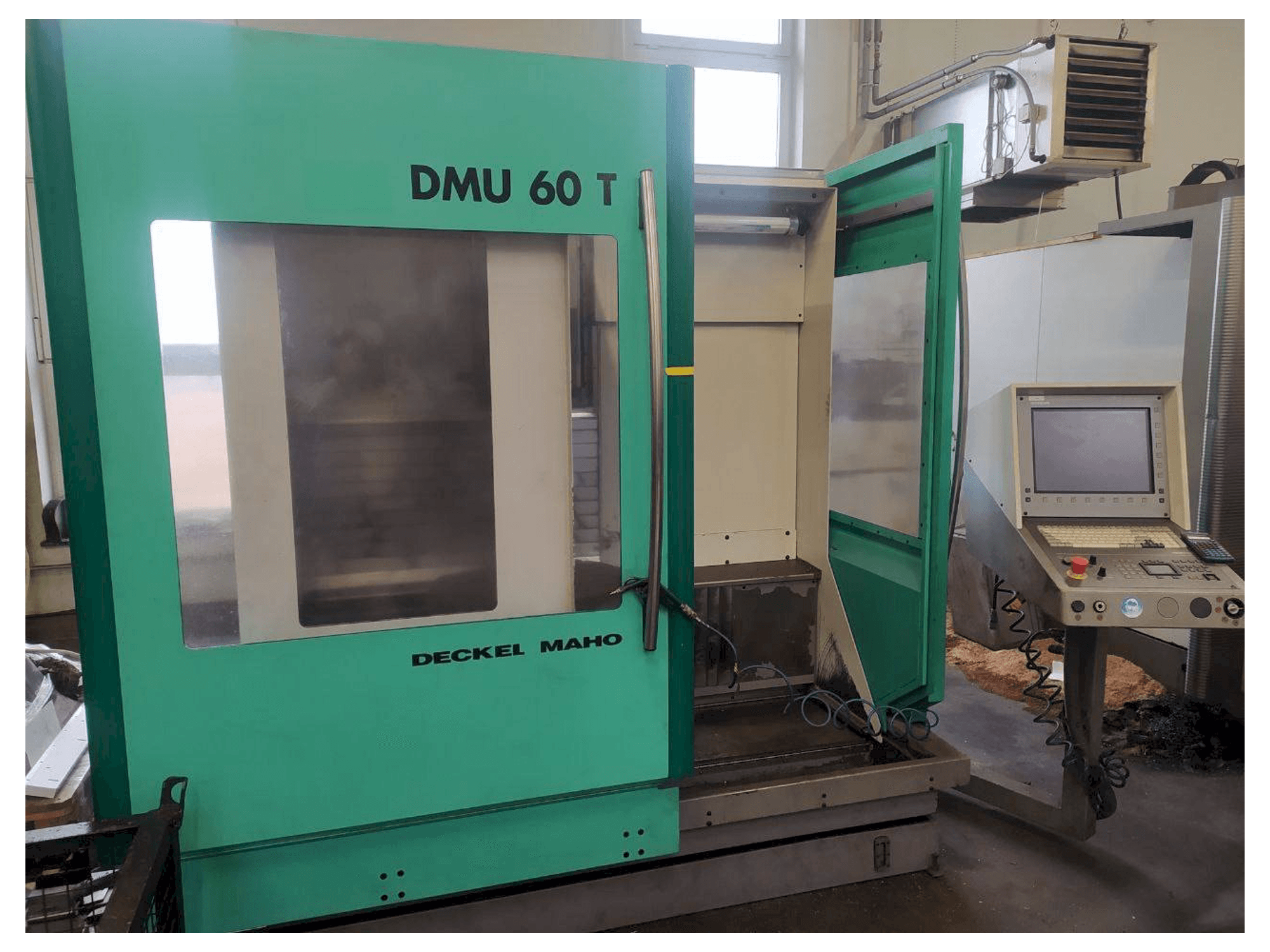 Vue de face de la machine DECKEL MAHO DMU 60 T