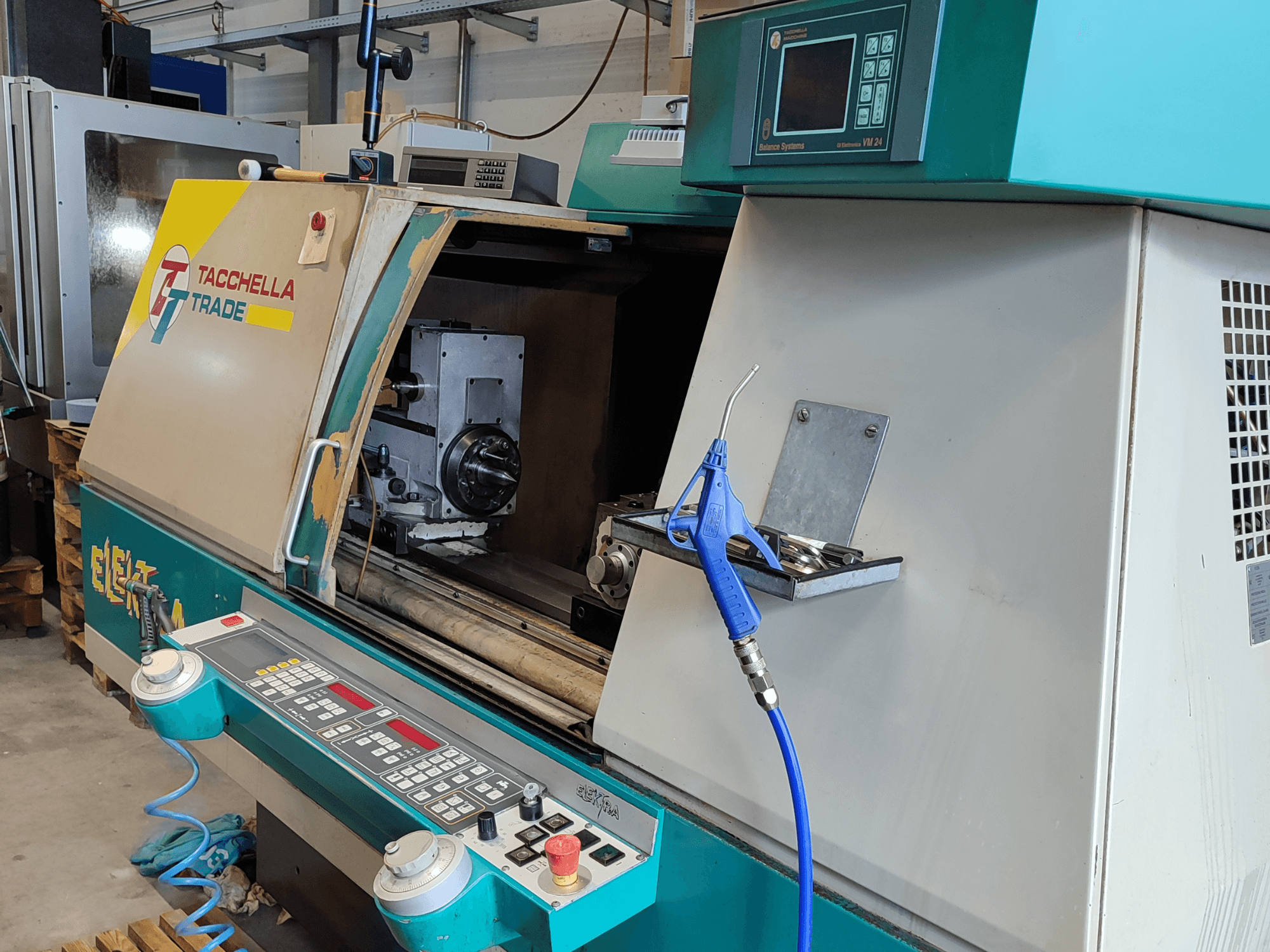 Rectifieuse cylindrique Tacchella Elektra 513 MPC, vue de face montrant le panneau de commande et la zone de travail.