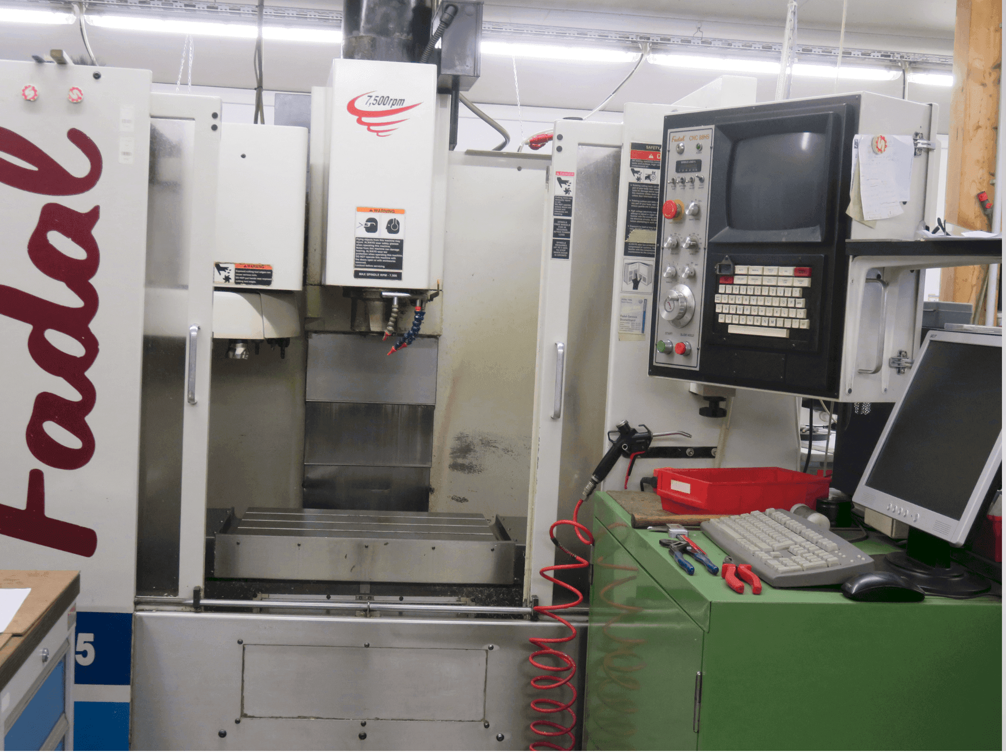 Vue de face de la machine FADAL VMC 15