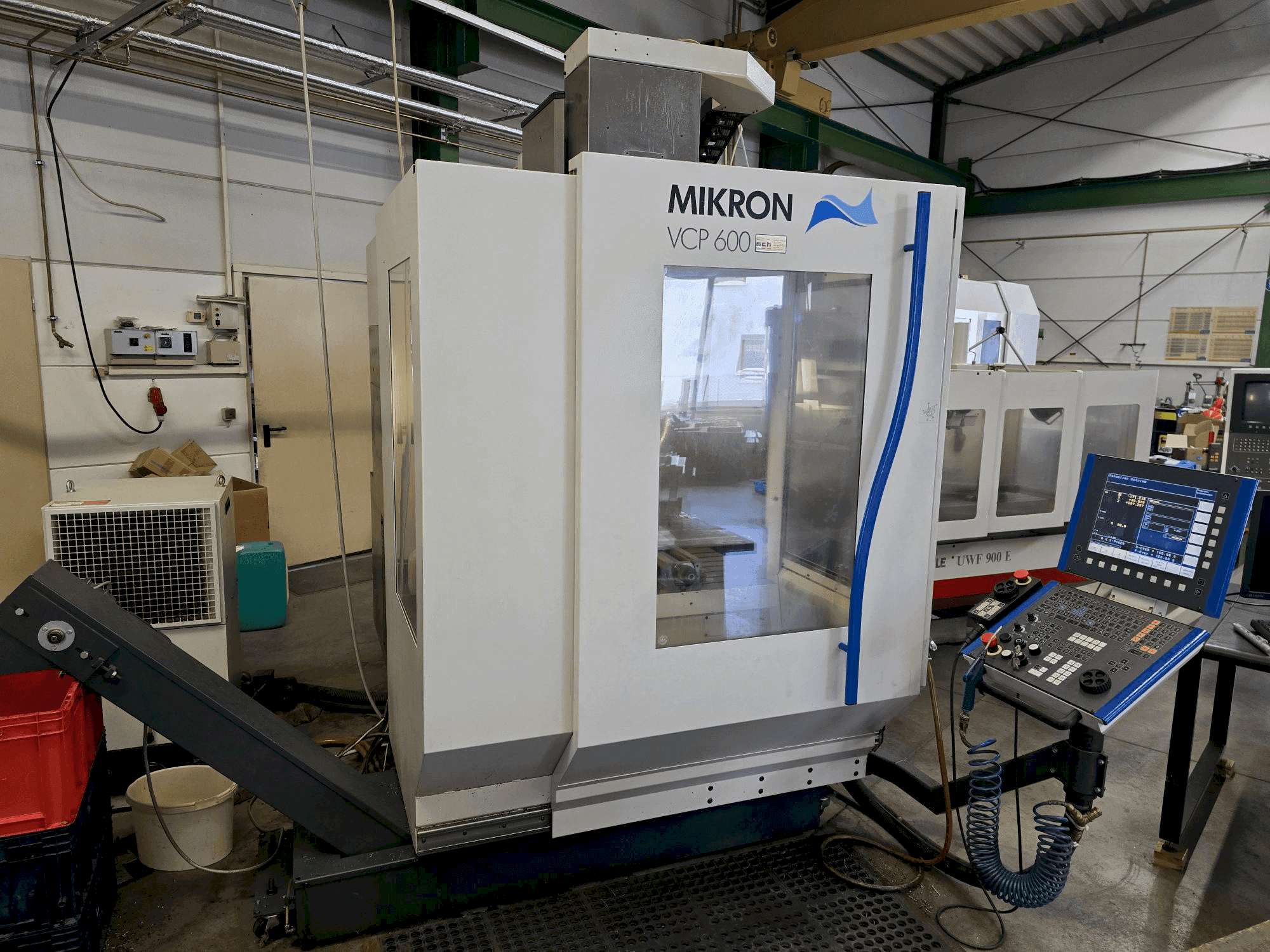 Vue de face de la machine MIKRON VCP 600