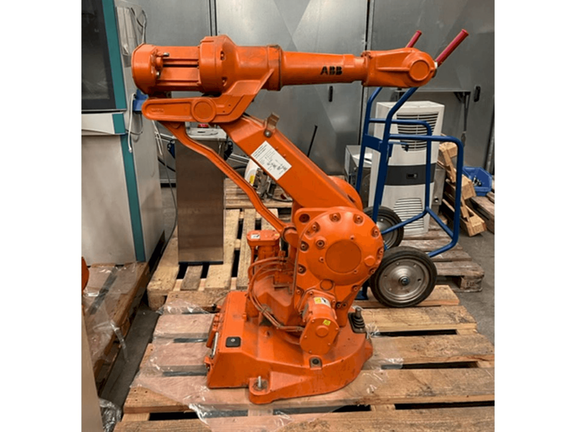 Front view of ABB IRB 2400/16 M2000 machine