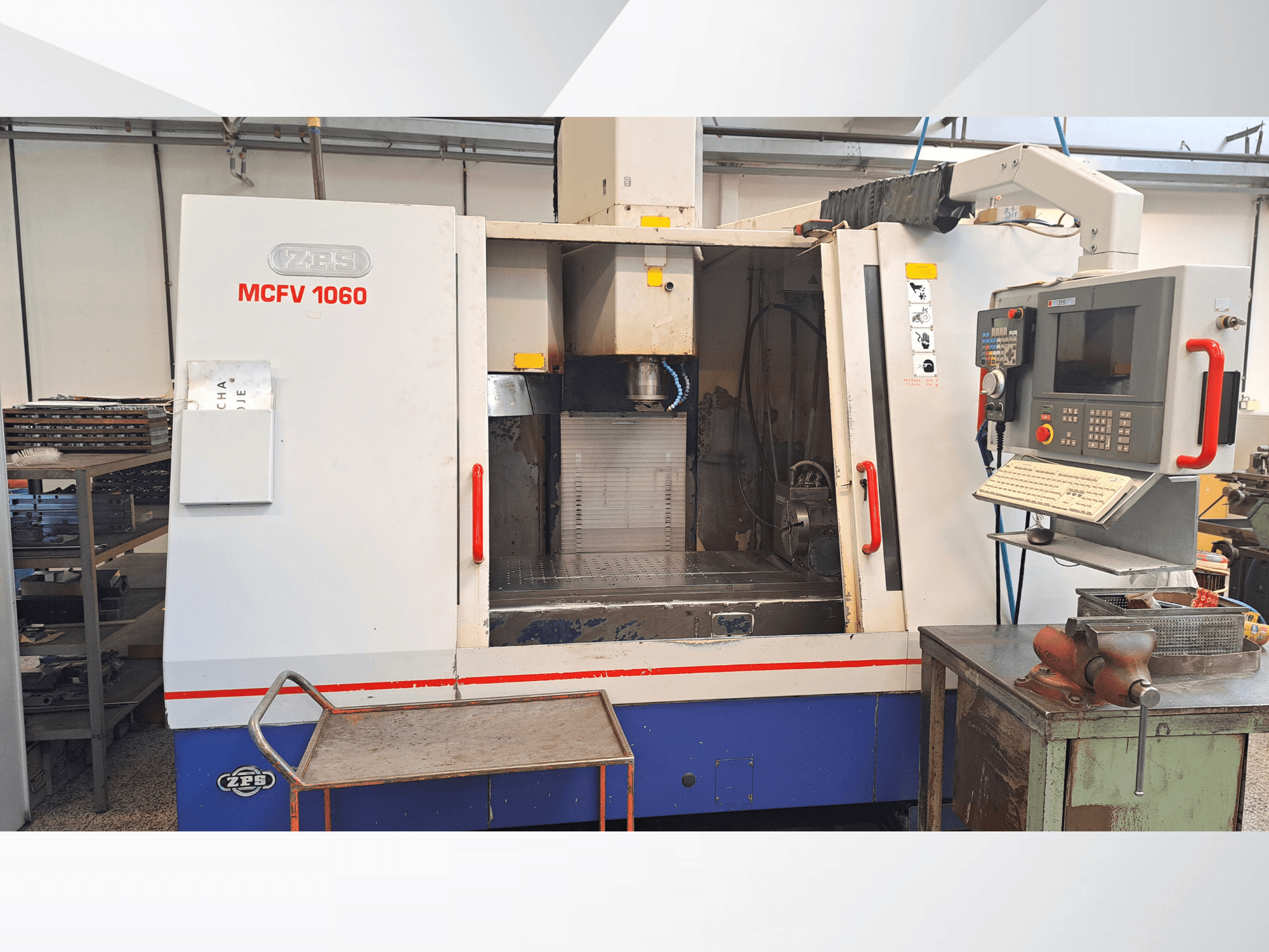 Machine CNC ZPS MCFV 1060 dans un atelier, vue de face montrant le panneau de commande, la broche et la zone de travail ; couleurs gris métallique et bleu.