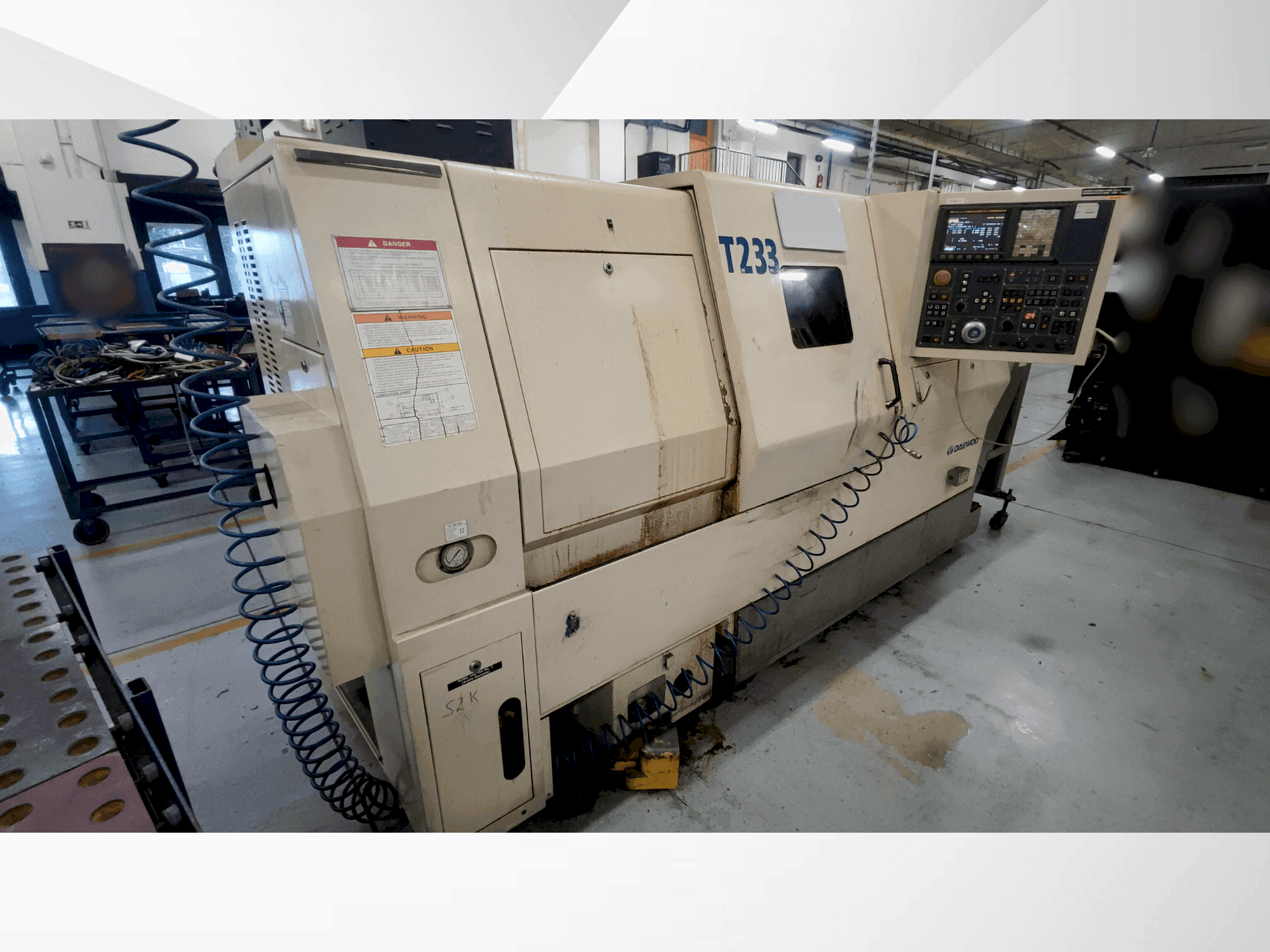 Vue de face de la machine DAEWOO puma 240 LB
