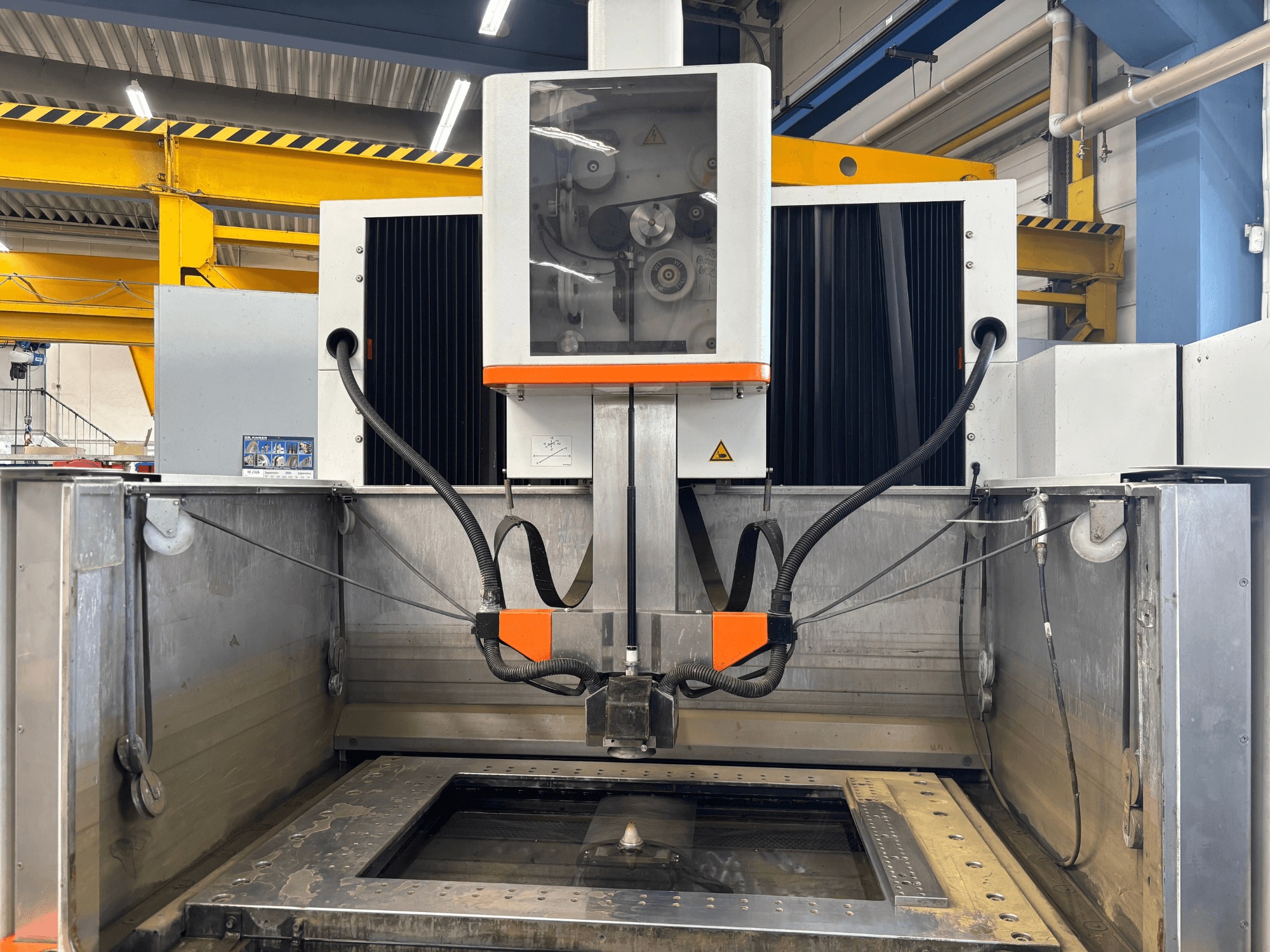 Machine d'électroérosion à fil +GF+ AGIECHARMILLES CUT 400 Sp, vue de face montrant la table de travail et les mécanismes de commande.