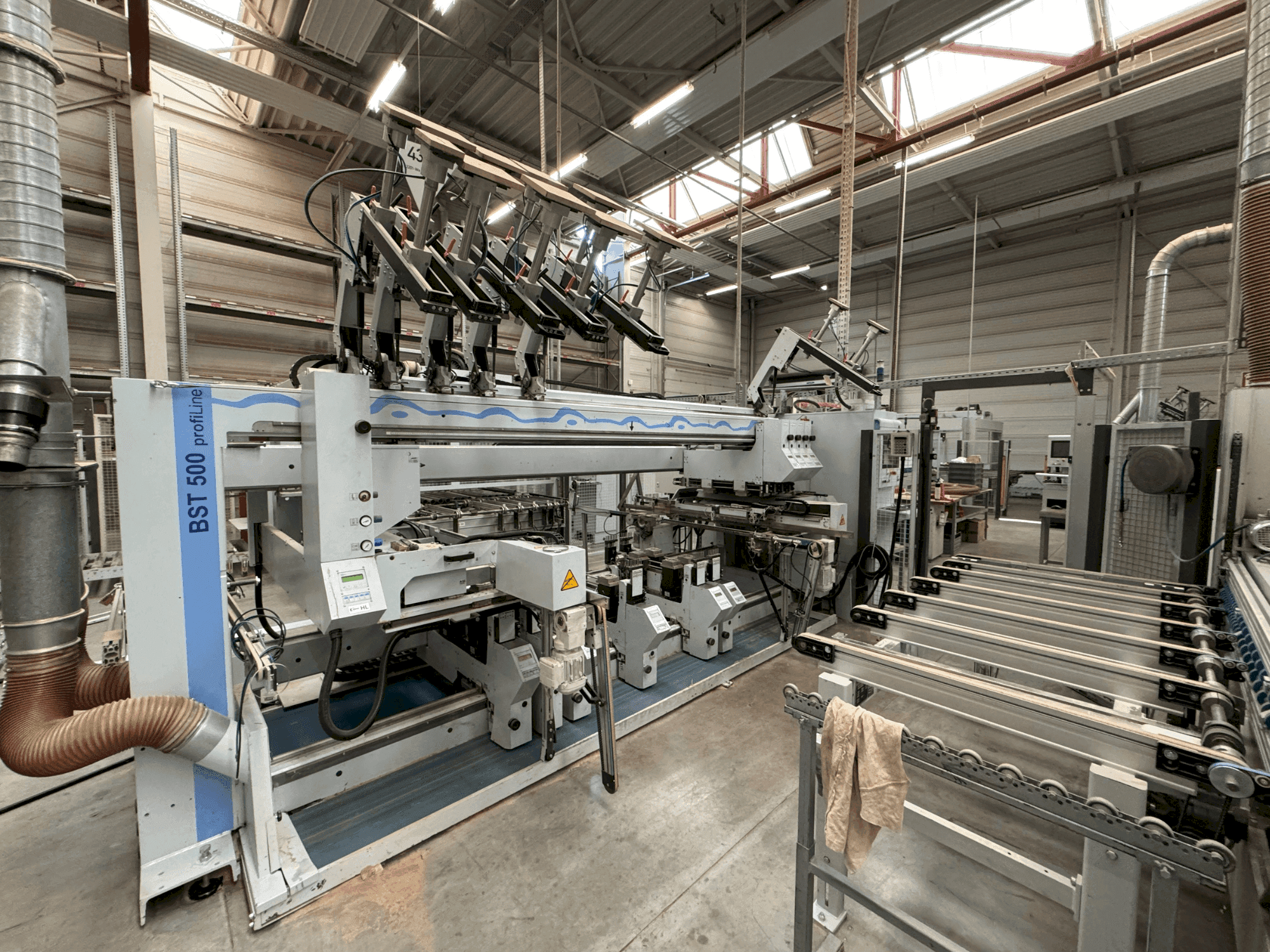 Vue de face de la machine Weeke profiLine BST 500/D