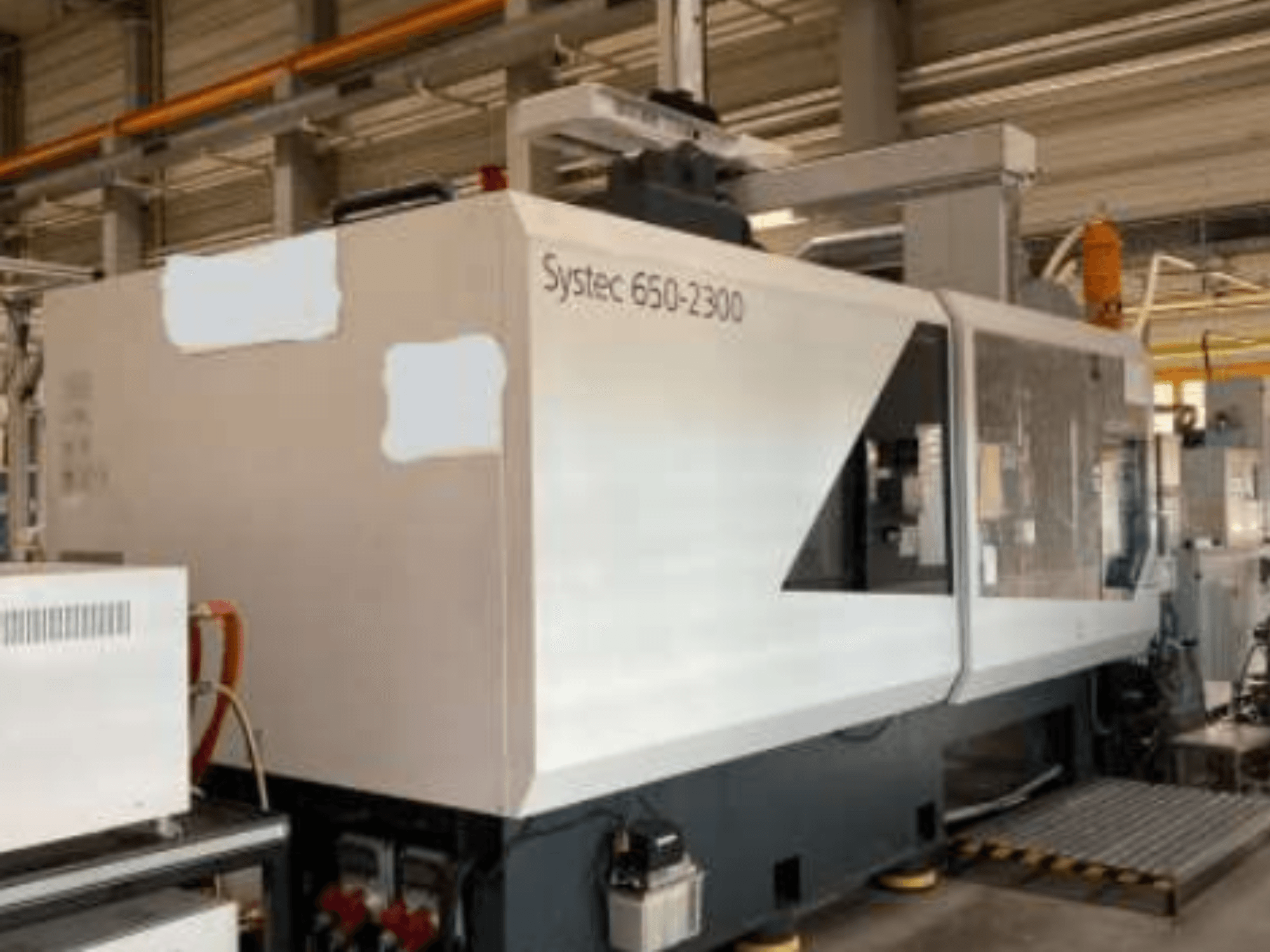 Machine Systec 660-2300, vue de face, montrant le grand corps, le panneau de commande et la plate-forme de chargement de sécurité, adaptée à une utilisation industrielle.