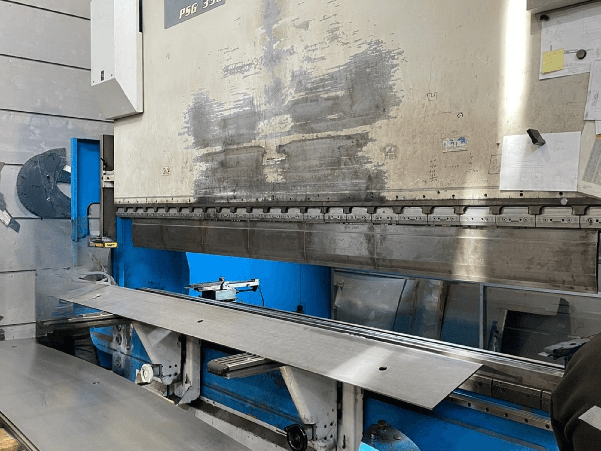 Presse plieuse GASPARINI PSG 330/4000 Variante C en atelier, montrant la zone de pliage avec la tôle et les commandes de la machine.