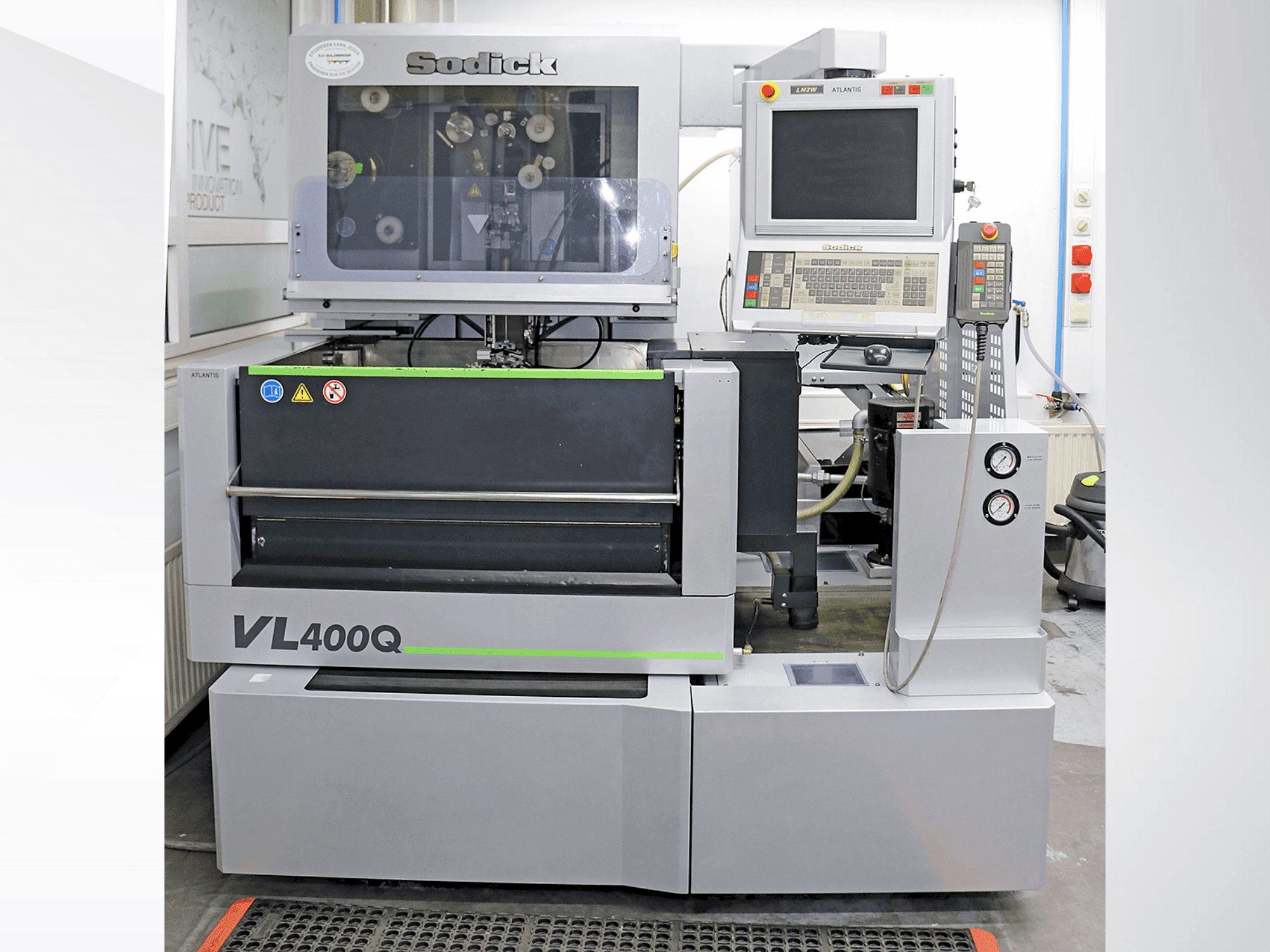 Vue de face de la machine Sodick VL400Q