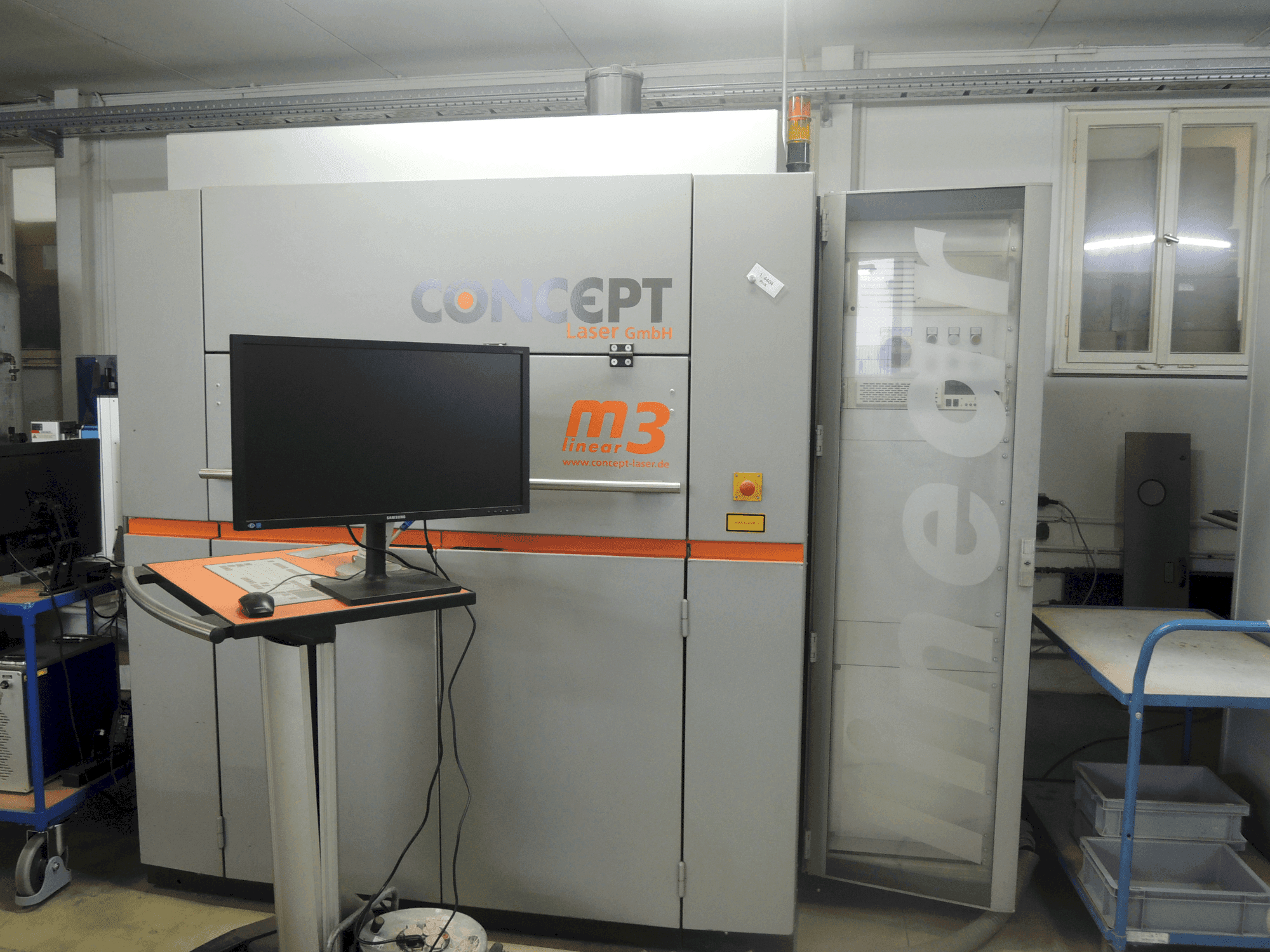 Vue de face de la machine CONCEPT LASER LASER M3 Linear