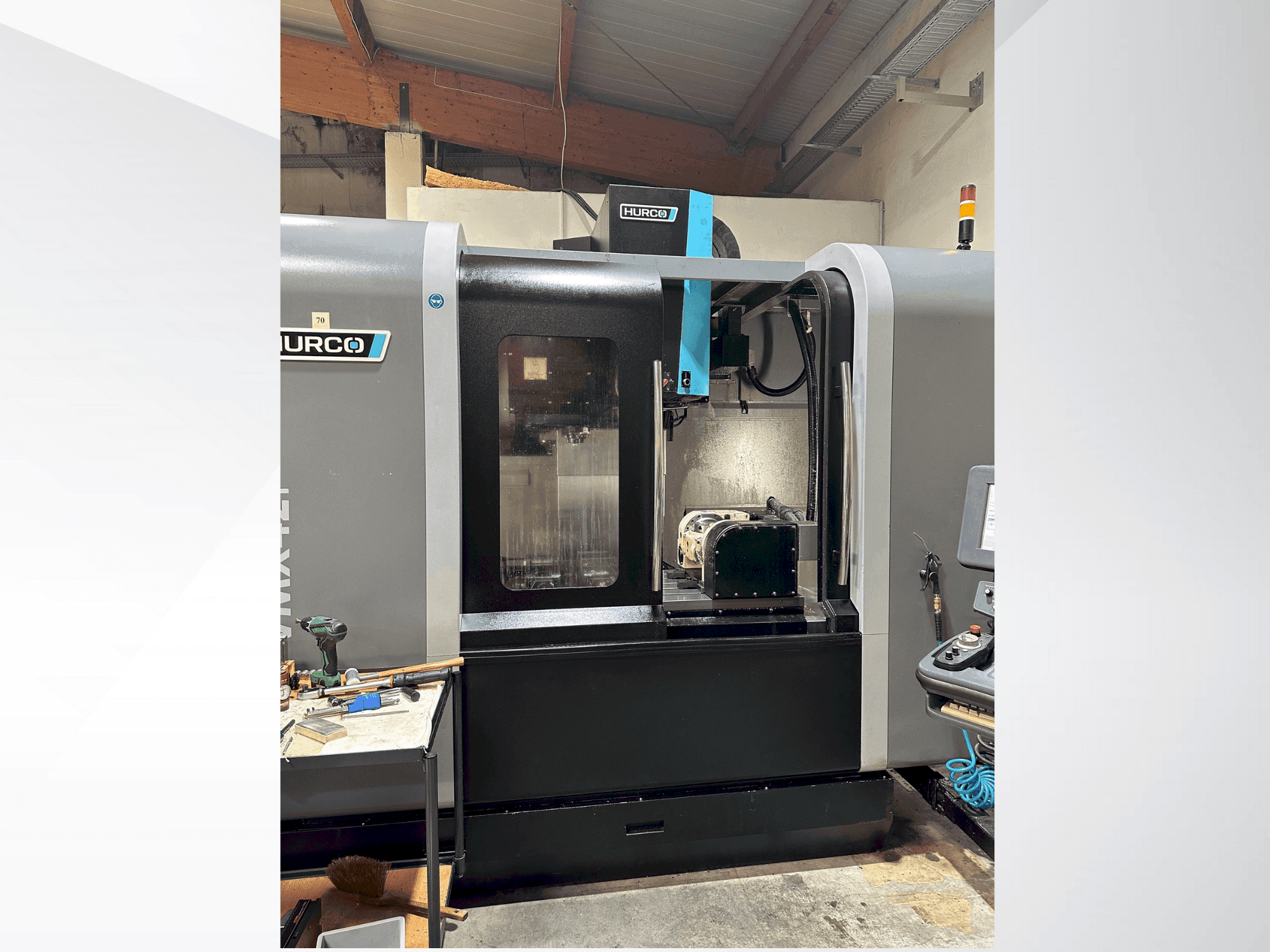 Vue de face de la machine Hurco VMX 42i