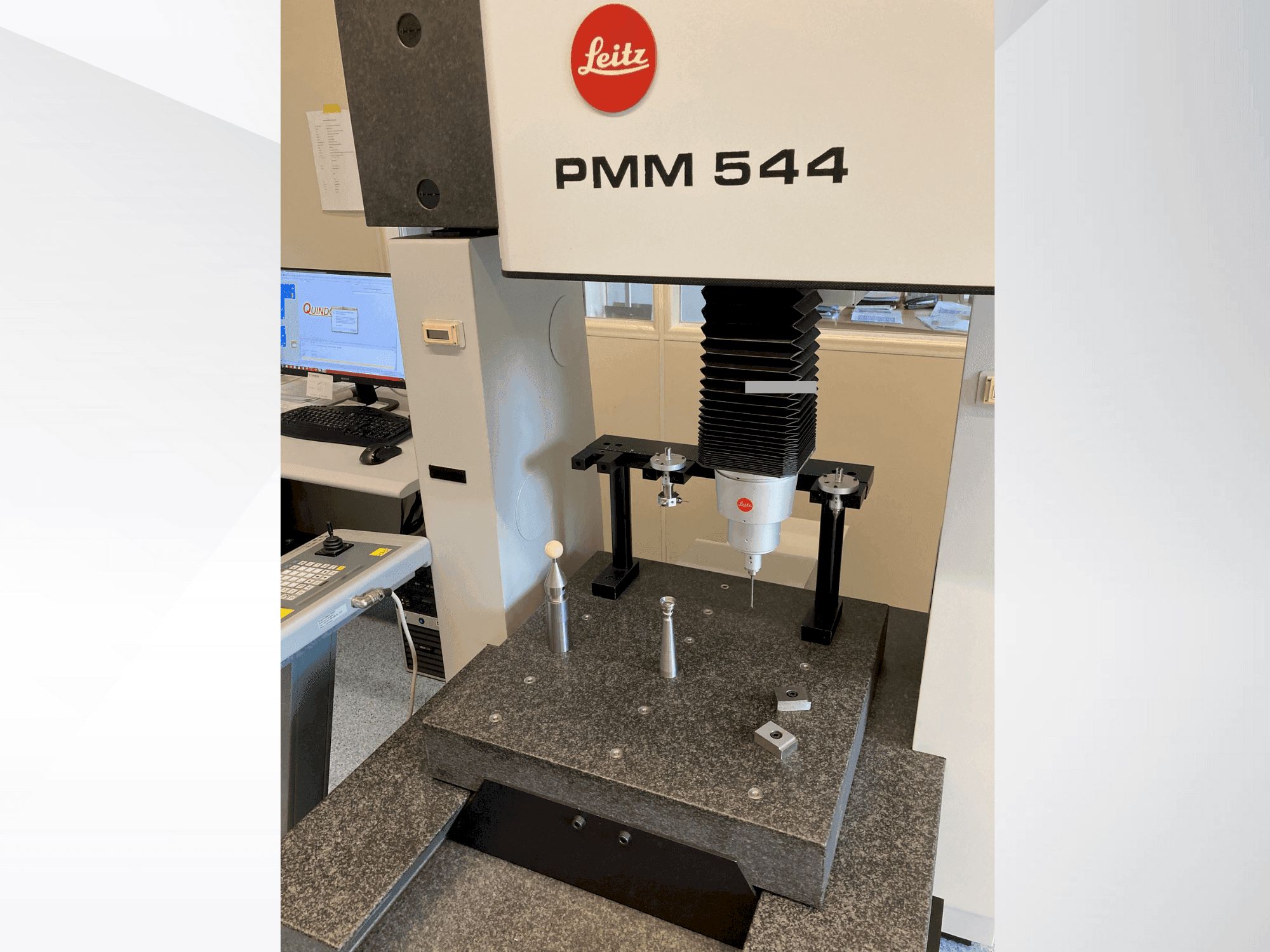 Vue de face de la machine LEITZ PMM 544