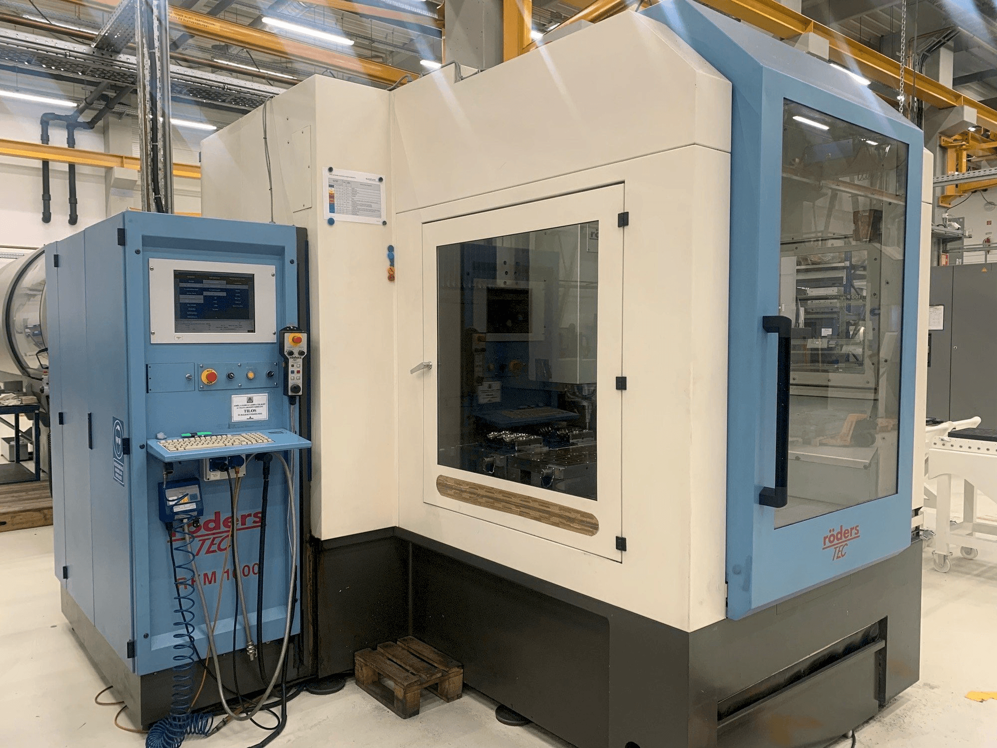 Vue de face de la machine Roders RFM 1000-2