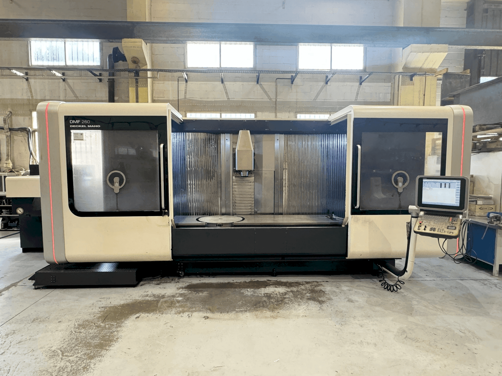 Vue de face de la machine DMG MORI DMF 260/7