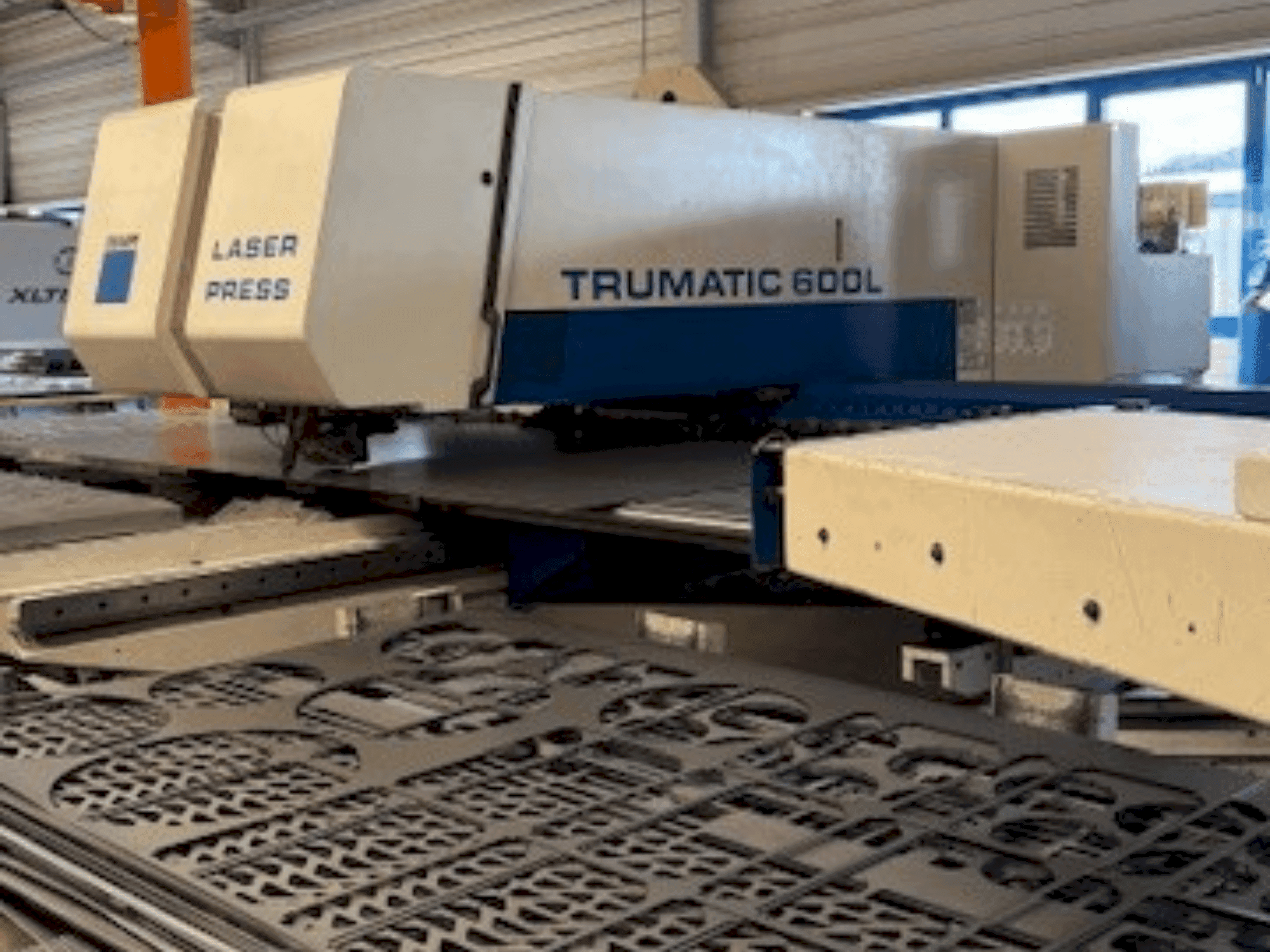 Vue de face de la machine TRUMPF Trumatic 600L
