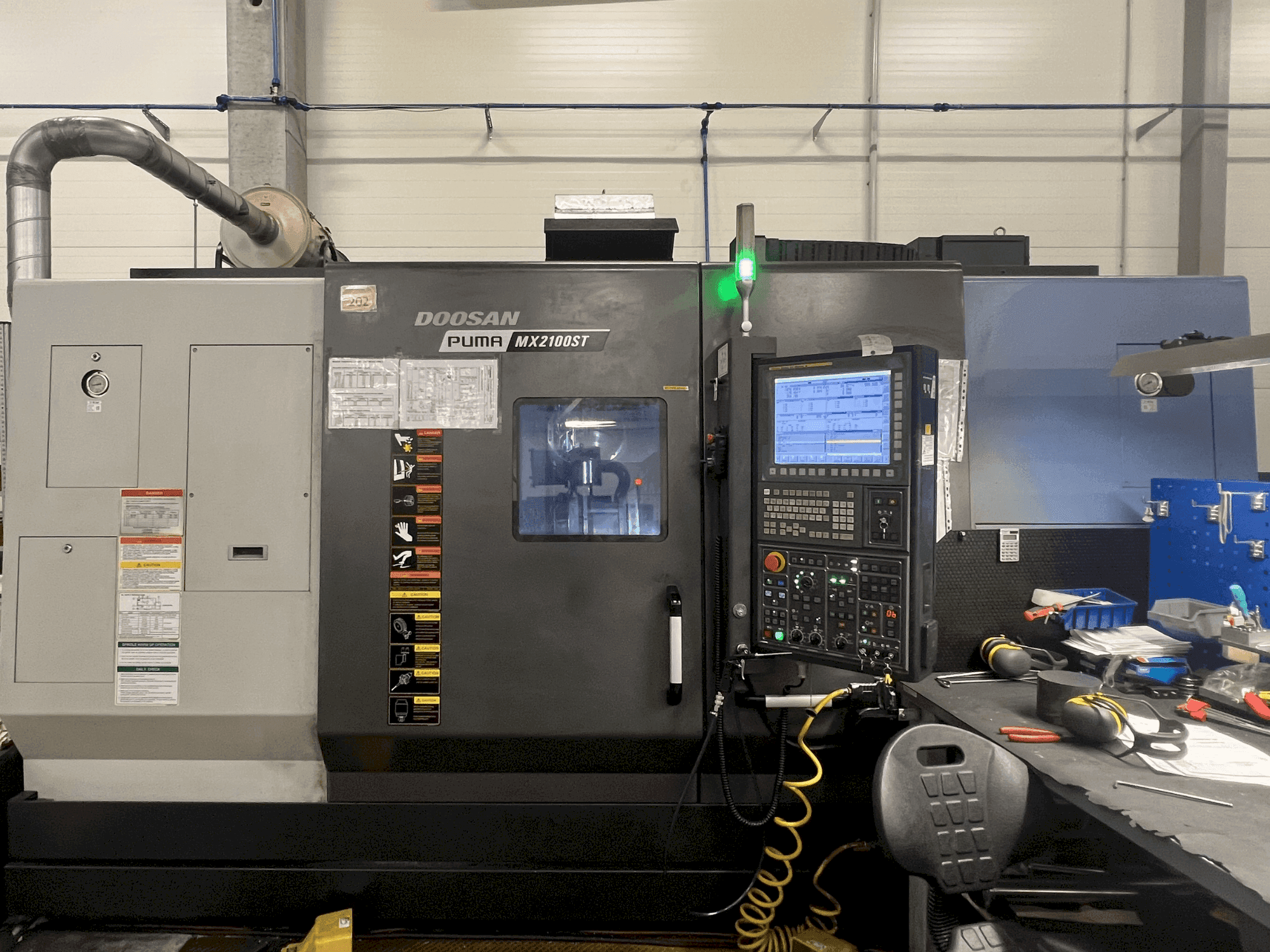 Vue de face de la machine DOOSAN MX2100ST