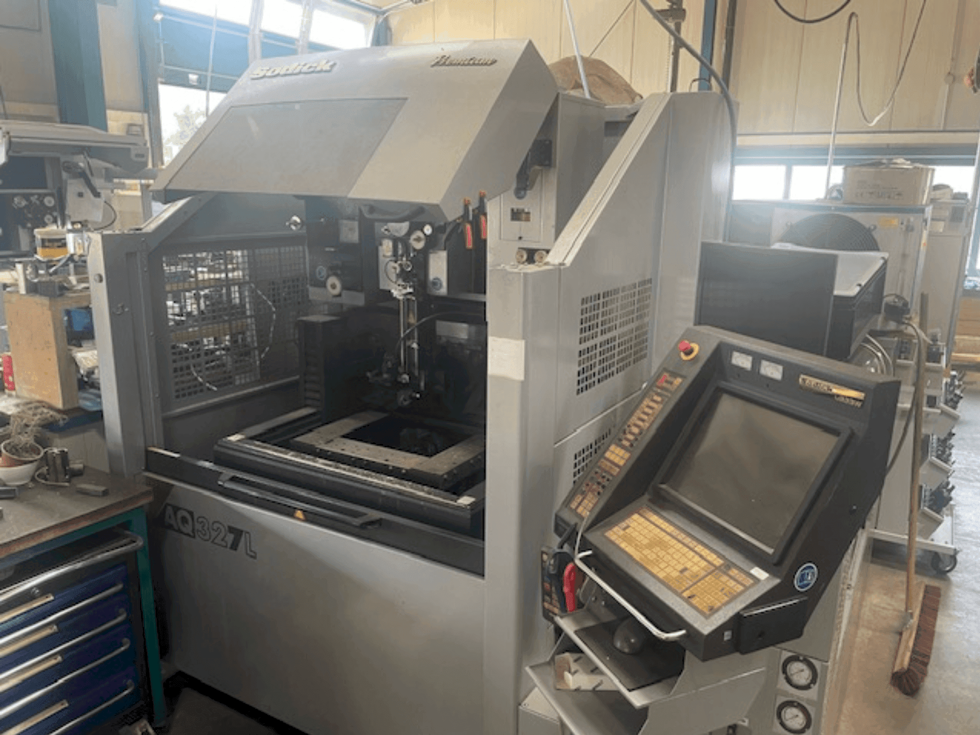 Vue de face de la machine Sodick AQ327l