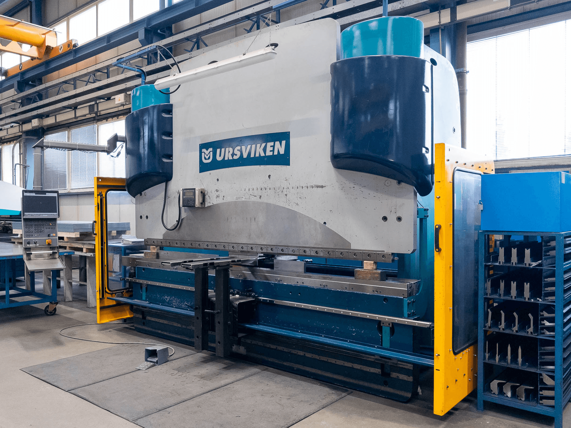 Presse plieuse Ursviken Optiflex 130 3.1M dans un atelier de fabrication, montrant la vue de face et le panneau de commande.