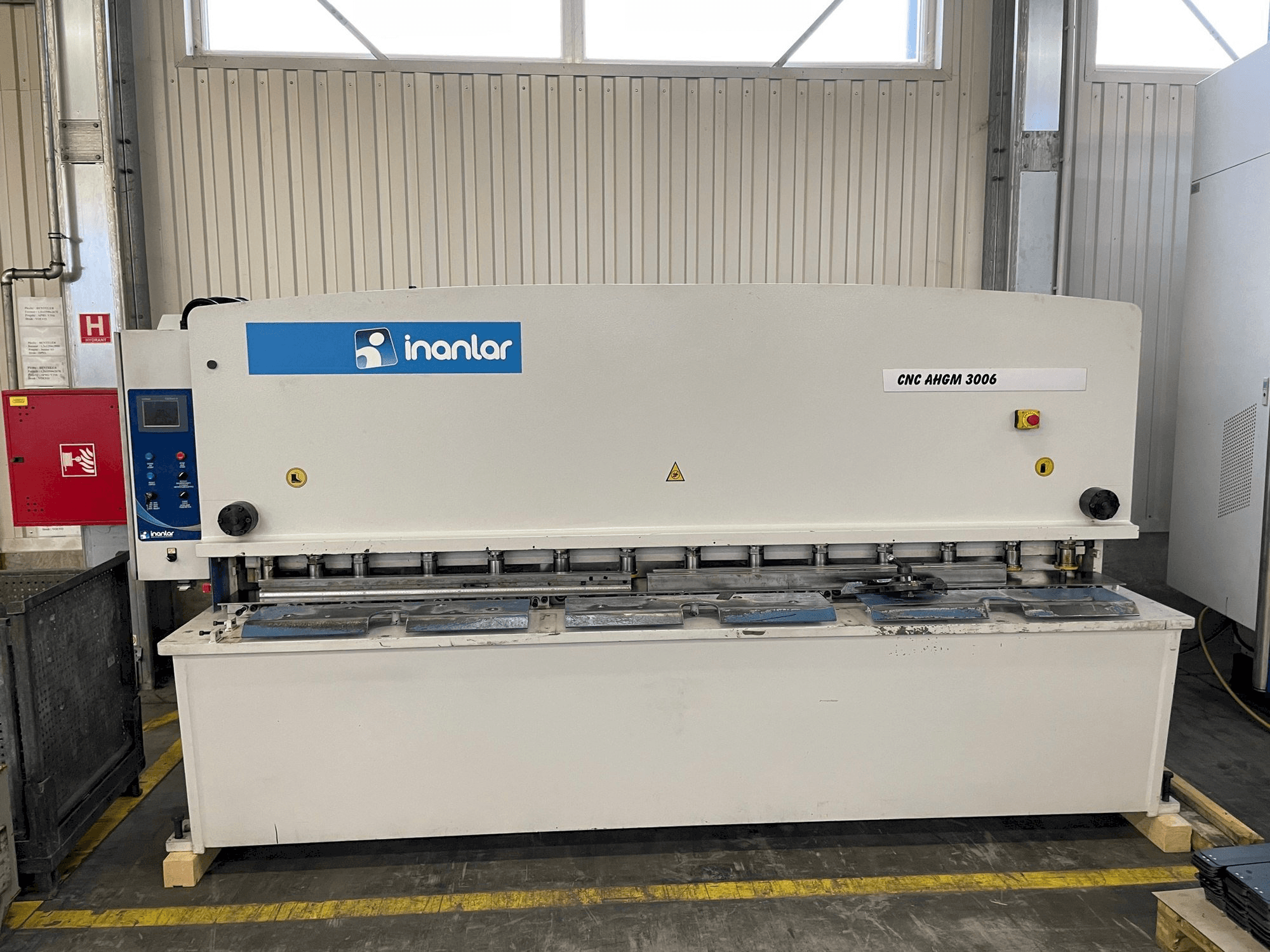 Vue de face de la machine Inanlar AHGM 3006