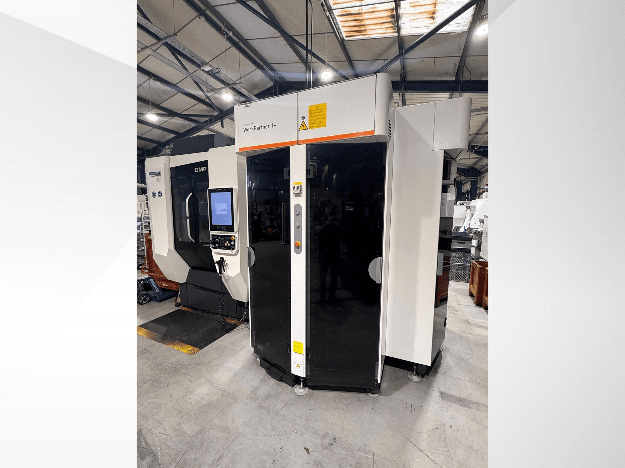 DMP WorkPartner 1+, vue de face ; comporte un écran tactile et des indicateurs de sécurité dans un atelier de fabrication.