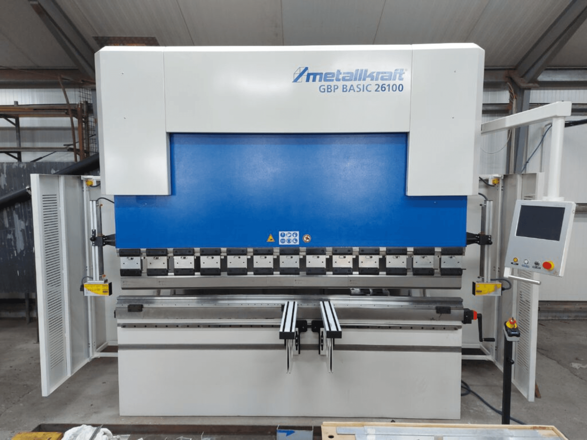 La cintreuse de rouleaux Metallkraft GBP BASIC 26100 vue de face, présentant le panneau de commande et les caractéristiques de la zone de cintrage.