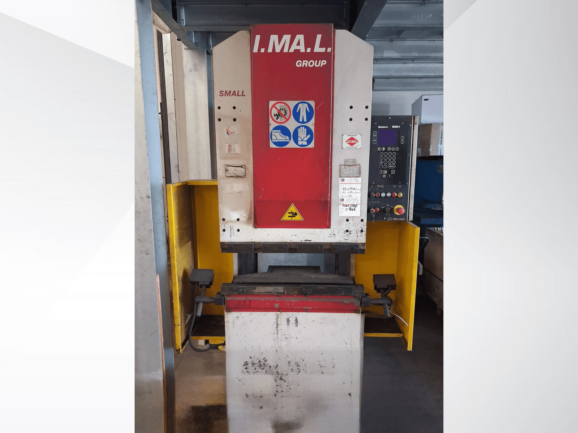 Vue de face de la presse plieuse IMAL SMALL 835/25 avec son panneau de commande, ses panneaux de sécurité et son capot de protection jaune.
