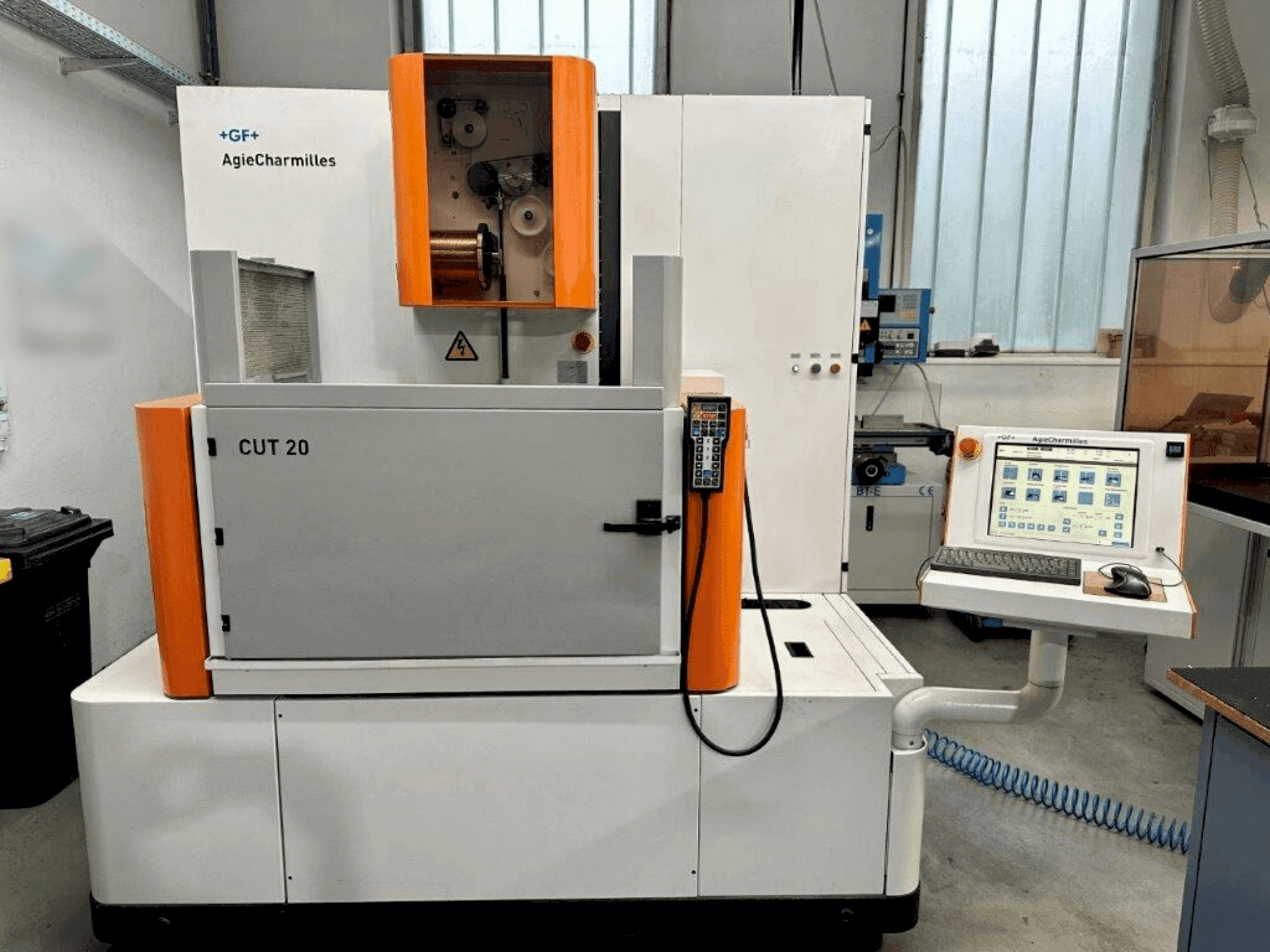 Vue de face de la machine AGIE CUT 20