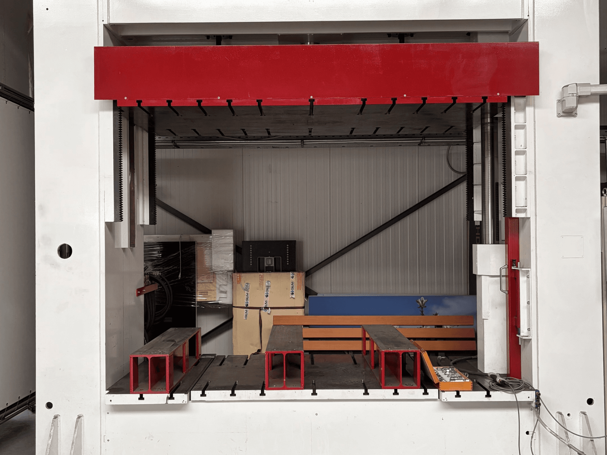 Presse hydraulique WIS ATEVI Druckgeber ATeVi Heidel, vue de face, mettant en évidence la structure métallique et la zone de travail.