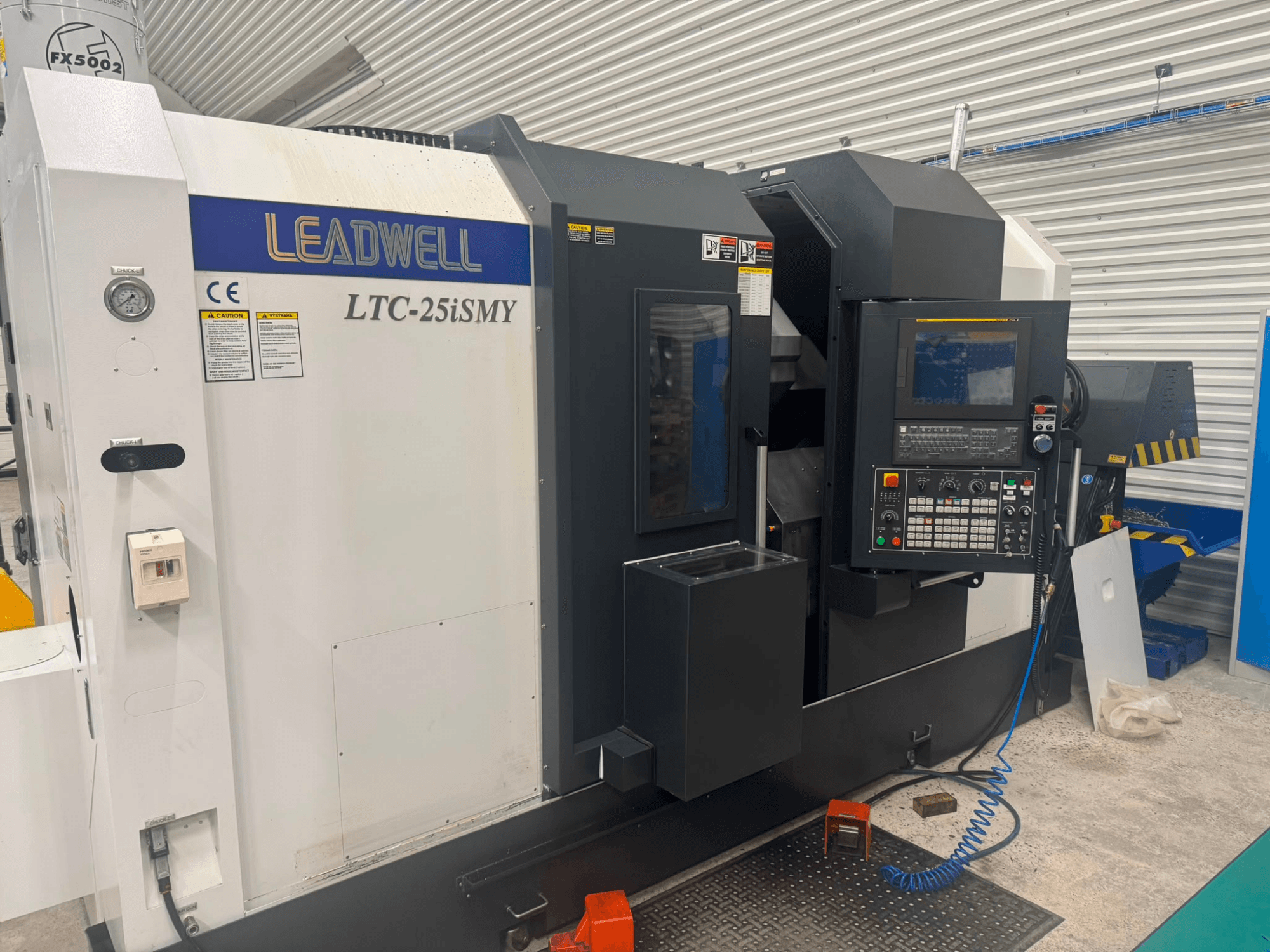 Vue de face du tour horizontal Leadwell LTC-25iSMY, mettant en évidence le panneau de commande et les interfaces de fonctionnement.