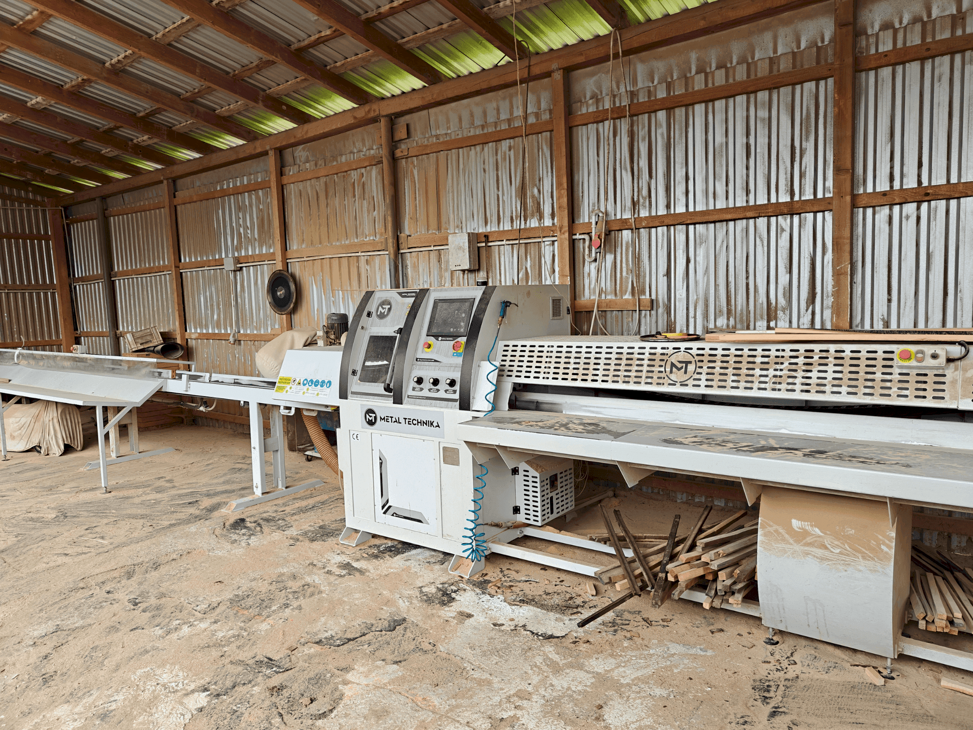 Vue de face de la machine METAL TECHNIKA OWD-1600