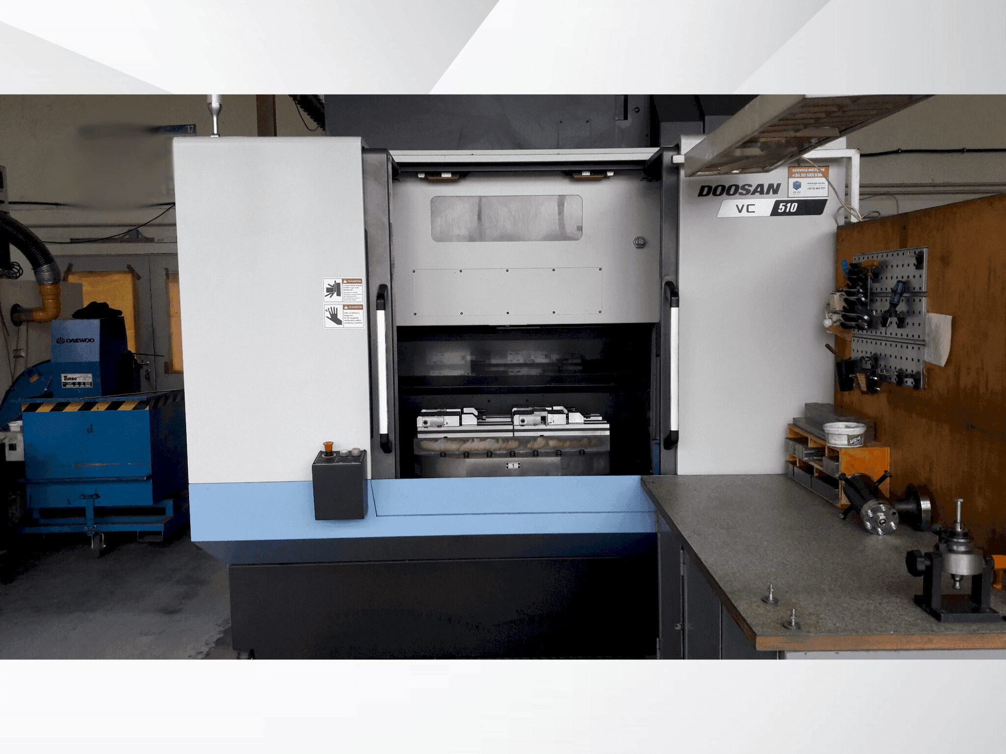 Vue de face de la machine DOOSAN VC 510