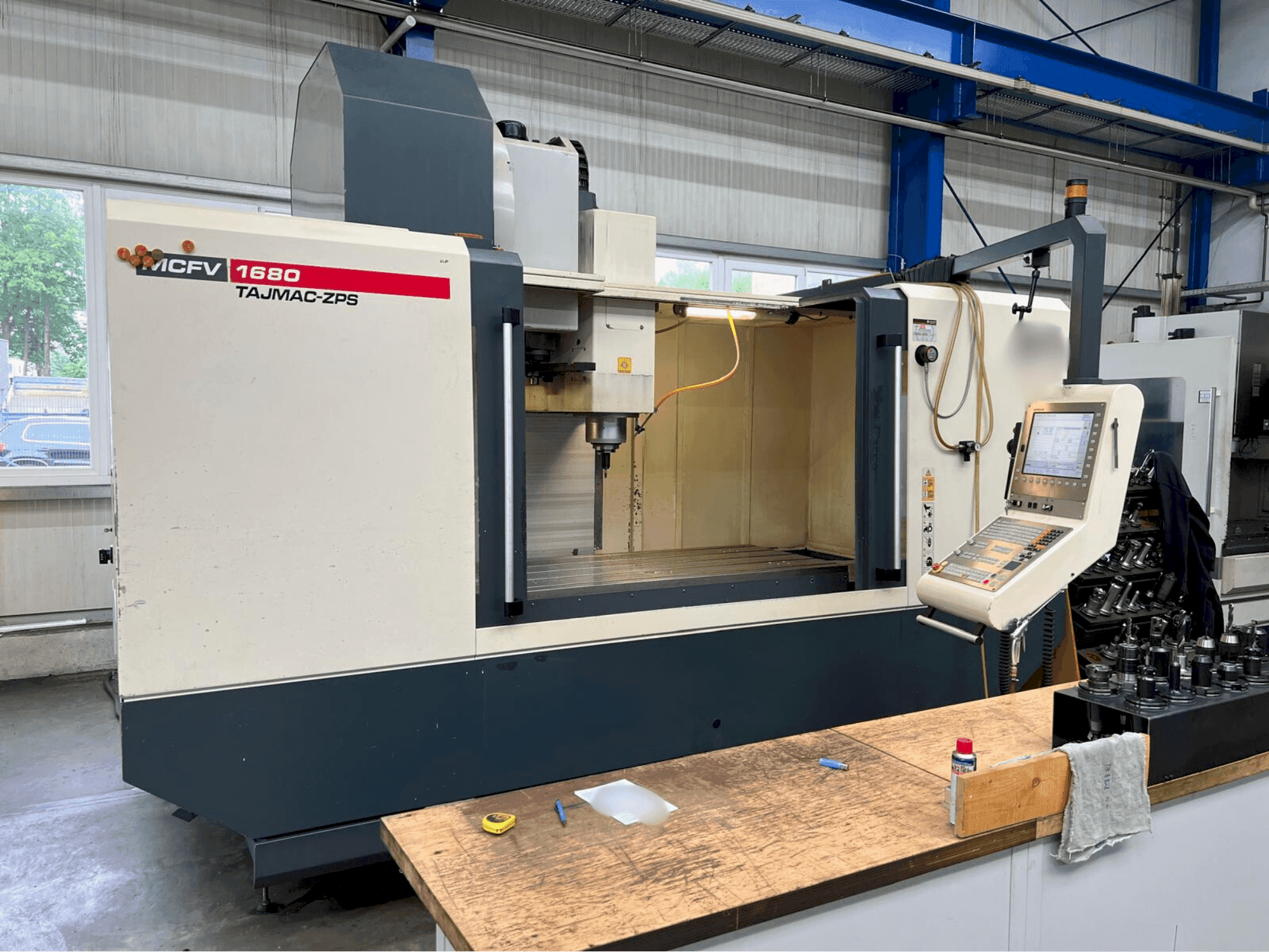 Vue de face de la machine TAJMAC-ZPS MCFV 1680