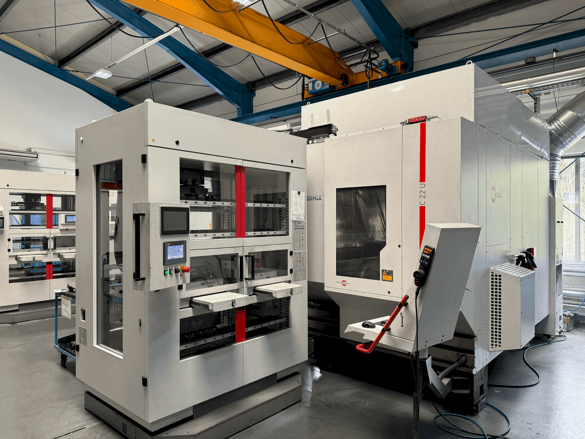 Vue de face de la machine HERMLE C22 with handling system IH30 (2017)