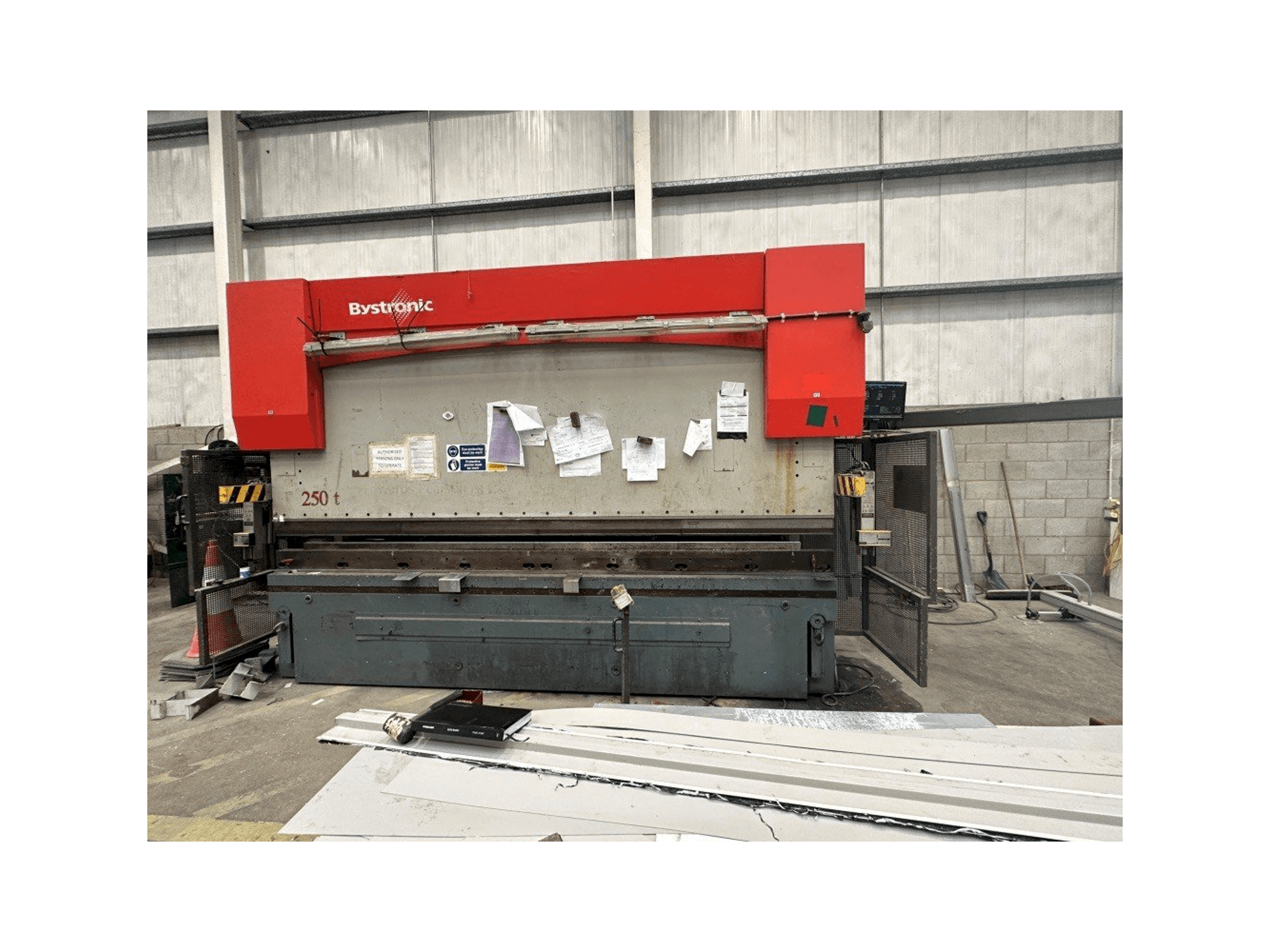 Vue de face de la machine Bystronic PR 250 x 4100