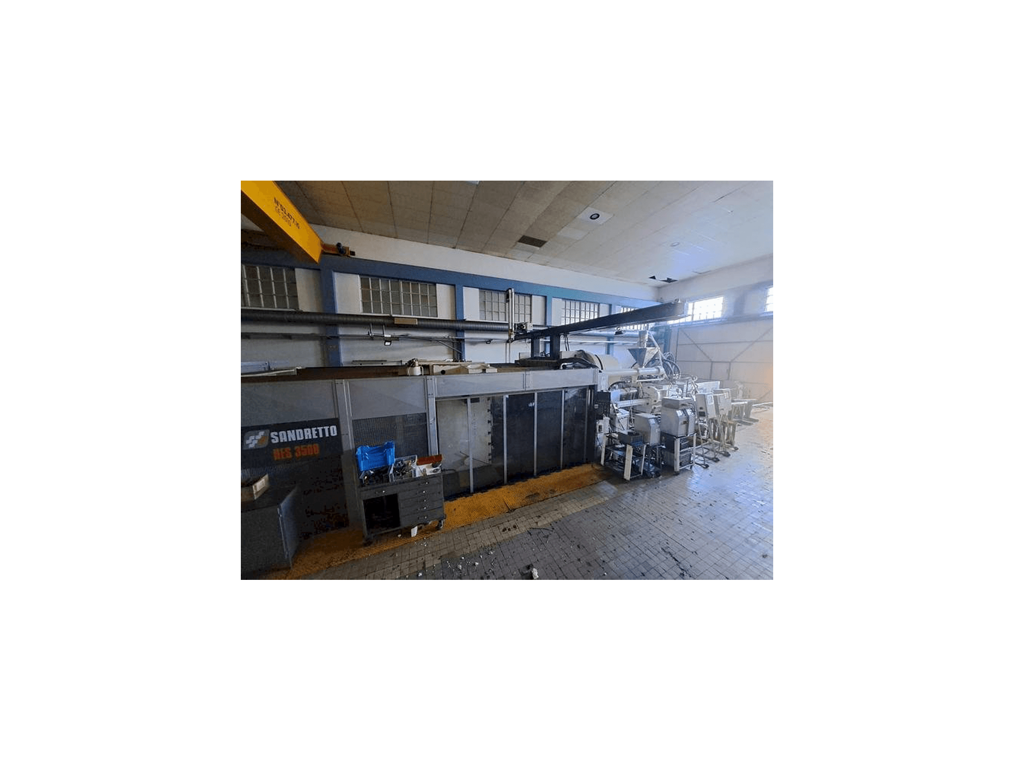 Vue de face de la machine SANDRETTO HES 3500
