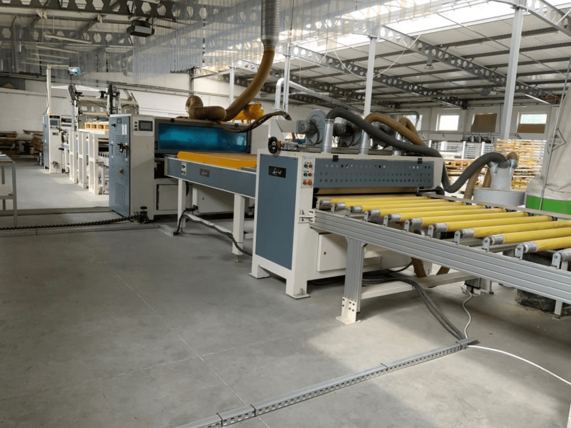 Presse à laminage MASTER PUR-1400 dans un environnement industriel, vue de face, mettant en évidence les rouleaux et les commandes de fonctionnement.