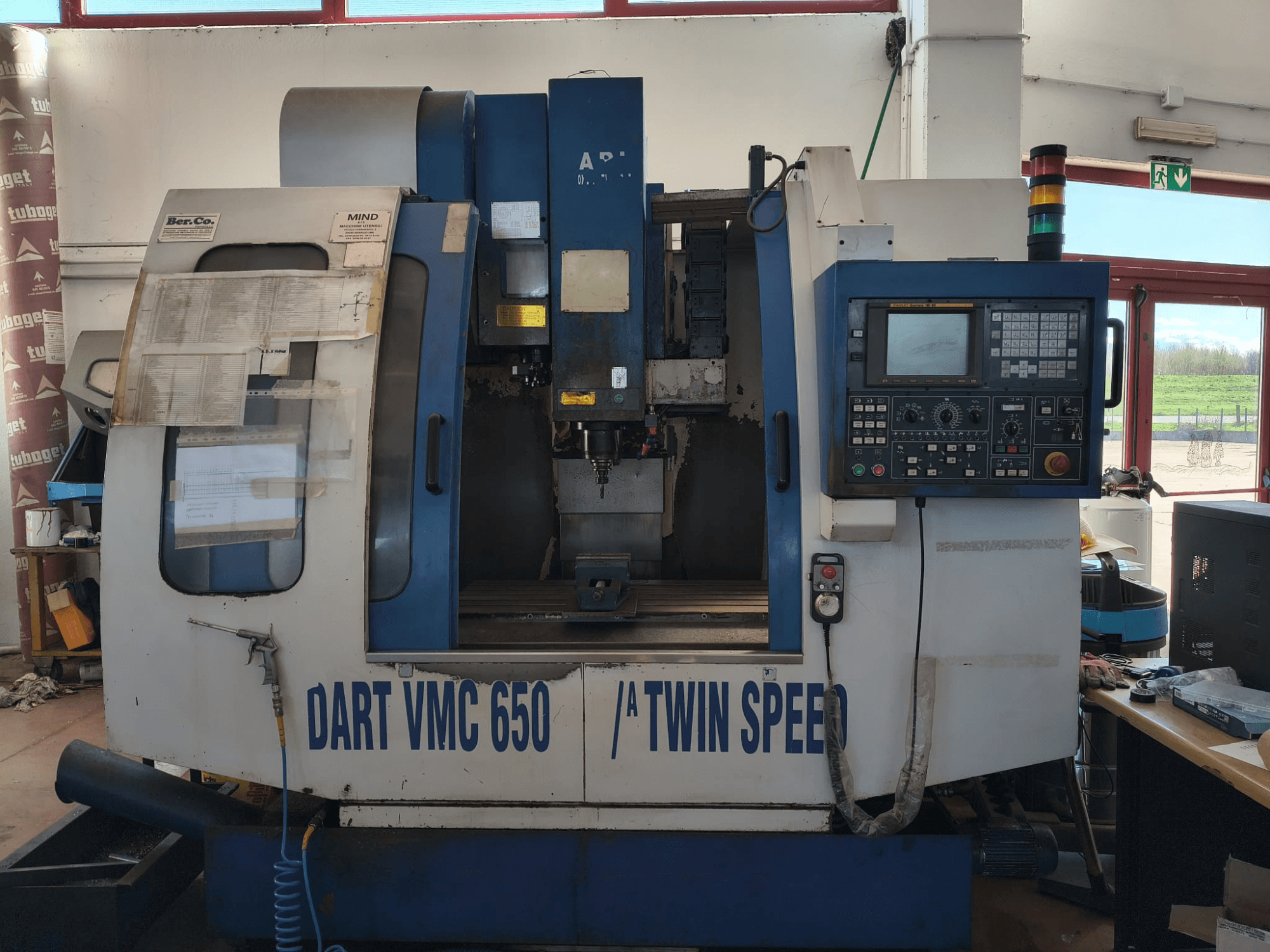 Centre d'usinage vertical DART VMC650 XL/A T.S, vue de face, avec panneau de commande, porte-outils et détails opérationnels.
