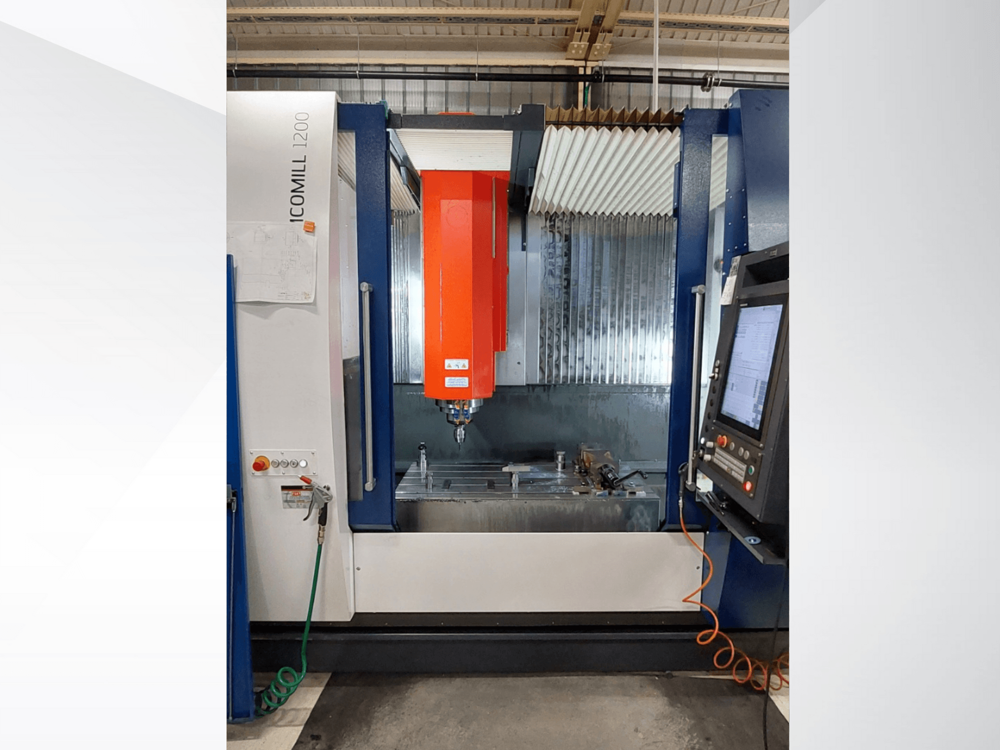 Fraiseuse ICOMILL 1200 CNC à broche rouge, vue de face montrant le panneau de commande et la zone de travail avec les outils.