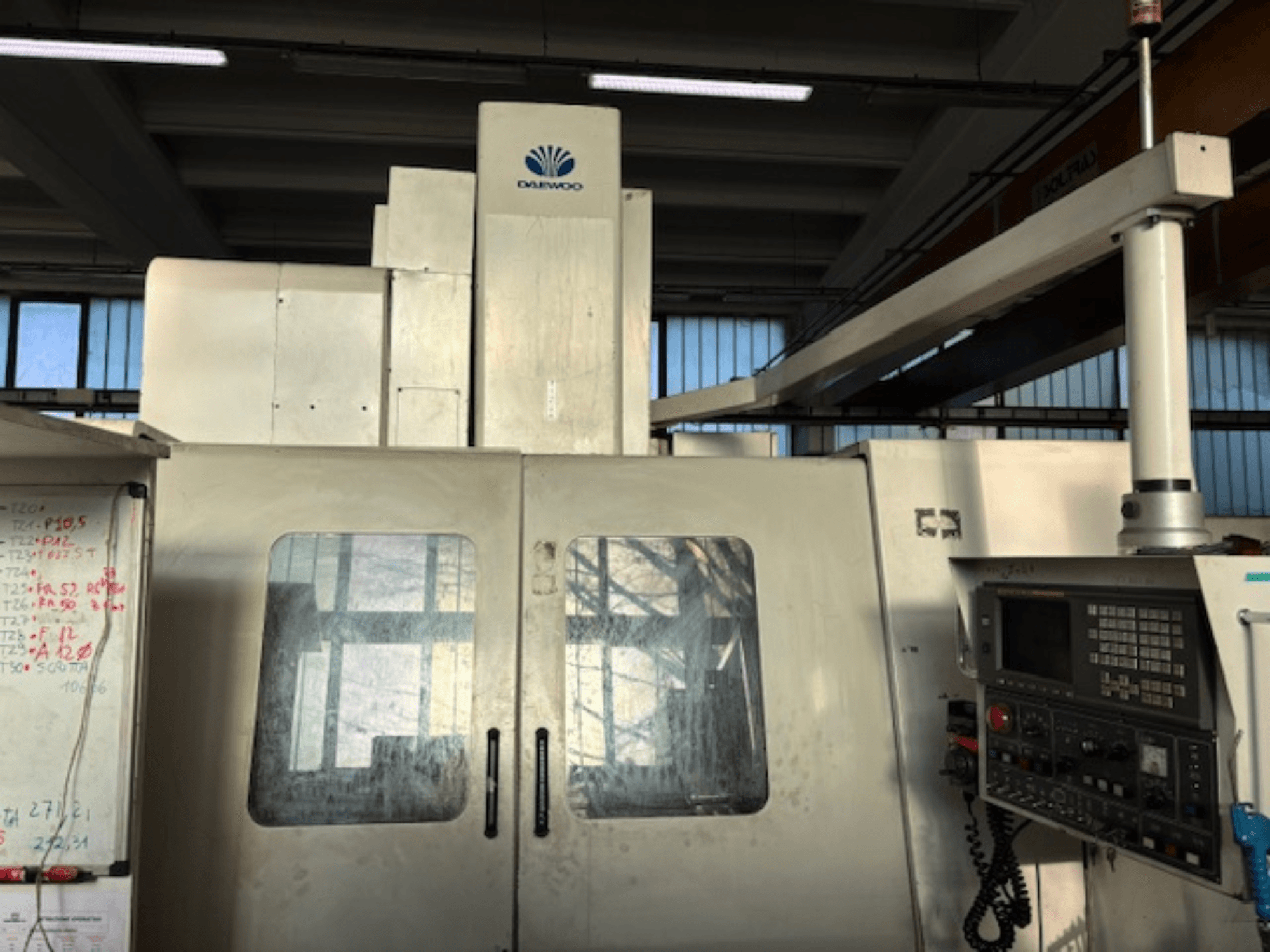 Centre d'usinage vertical DAEWOO ACE V 600, vue de face montrant le panneau de commande et les portes en verre dépoli.