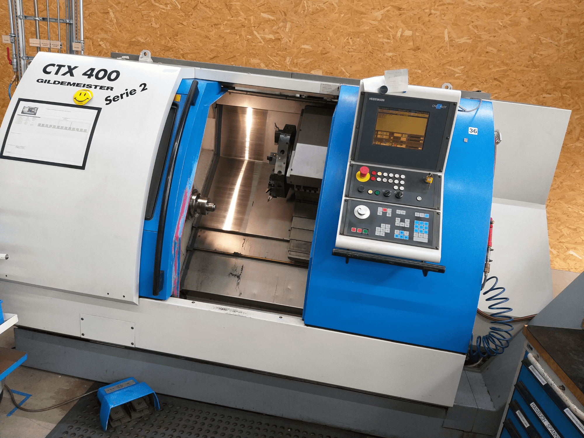 Tour horizontal Gildemeister CTX 400 série 2, vue de face montrant le tableau de commande et l'intérieur de la machine ouvert.
