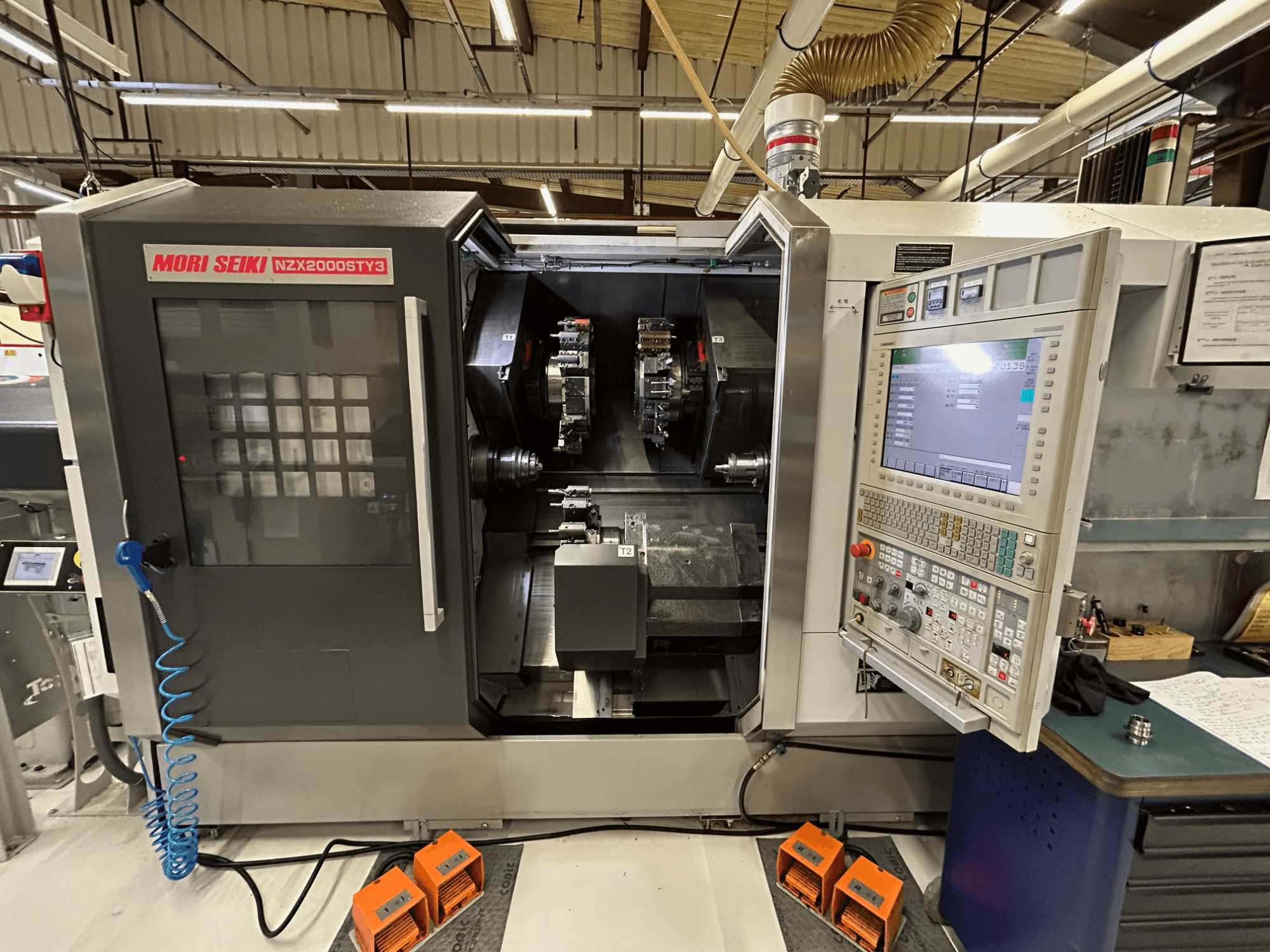Tour multibroches MORI SEIKI NZ2000 ST3Y3, vue de face montrant le panneau de commande et la zone d'usinage.