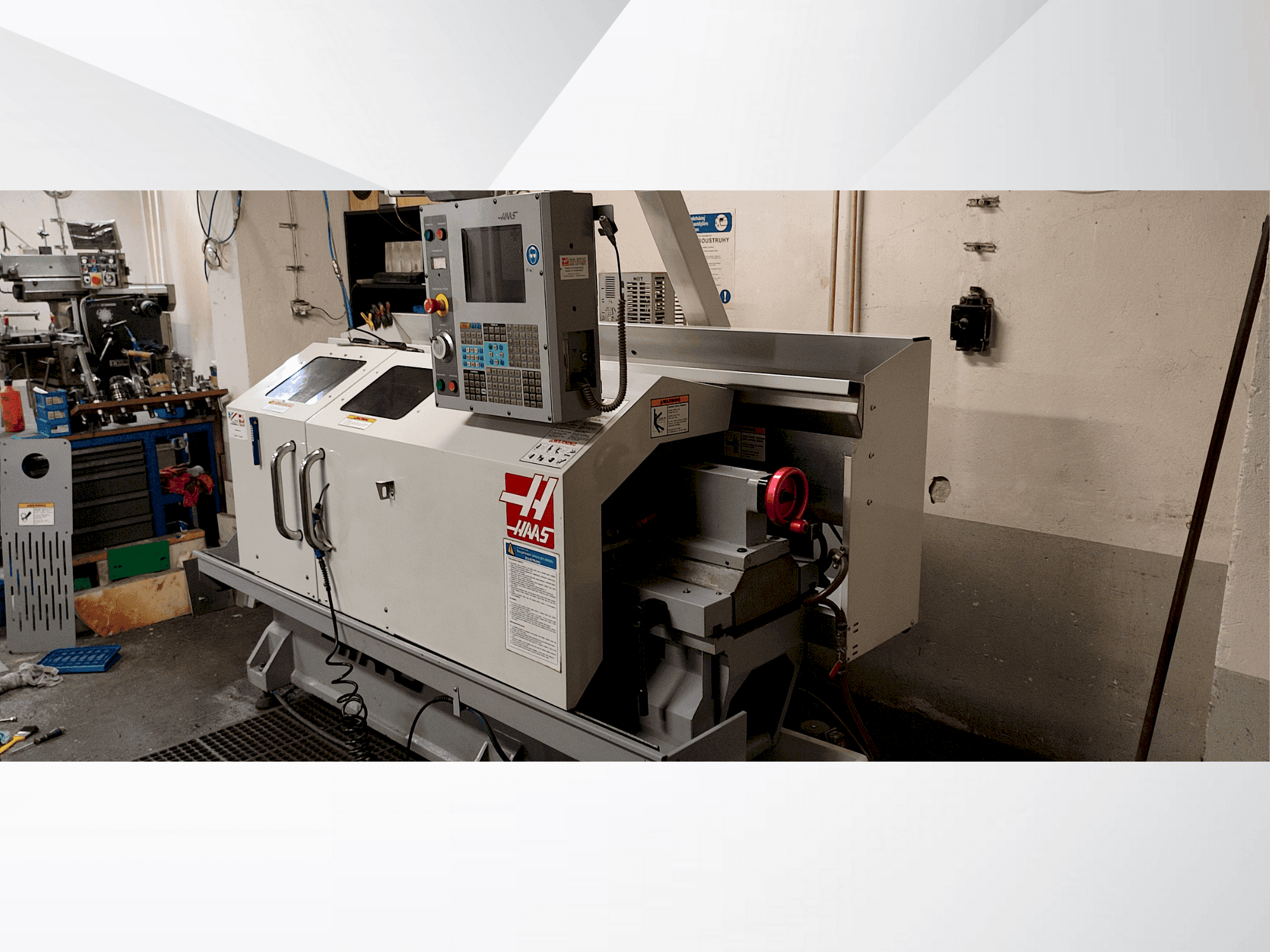Vue de face de la machine HAAS TL-2HE