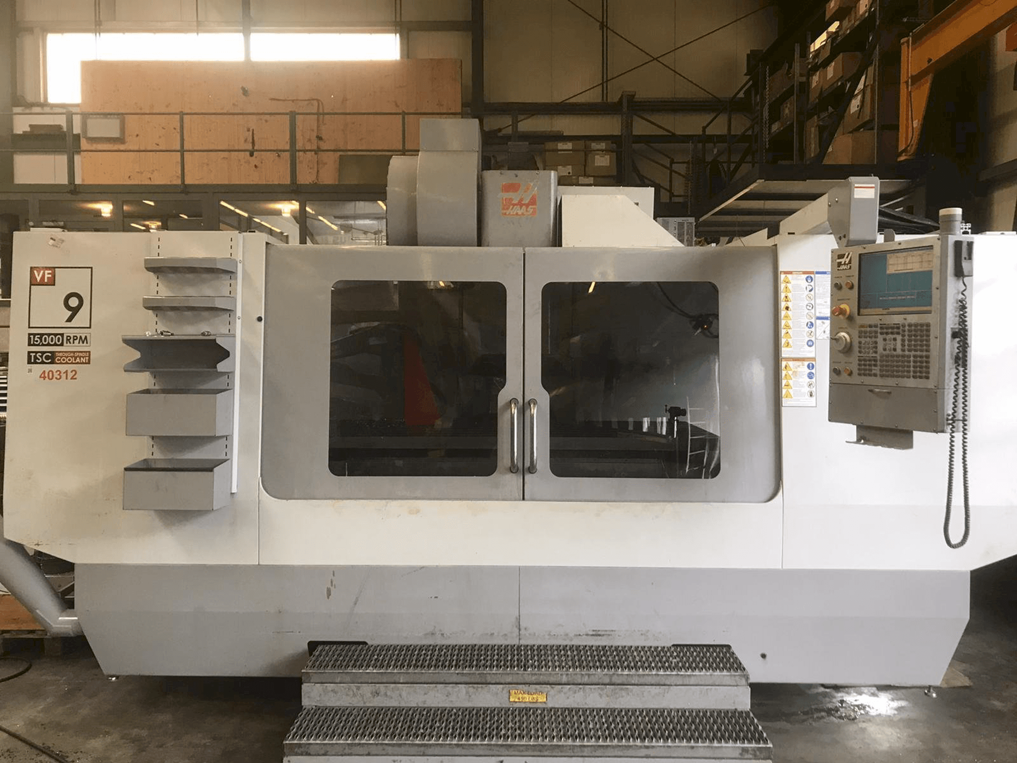 Vue de face de la machine HAAS VF-9